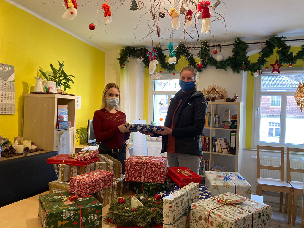 Geschenkübergaben mit einer WG-Bewohnerin und Julia Kurth (r.) (Foto: IMA Dresden)