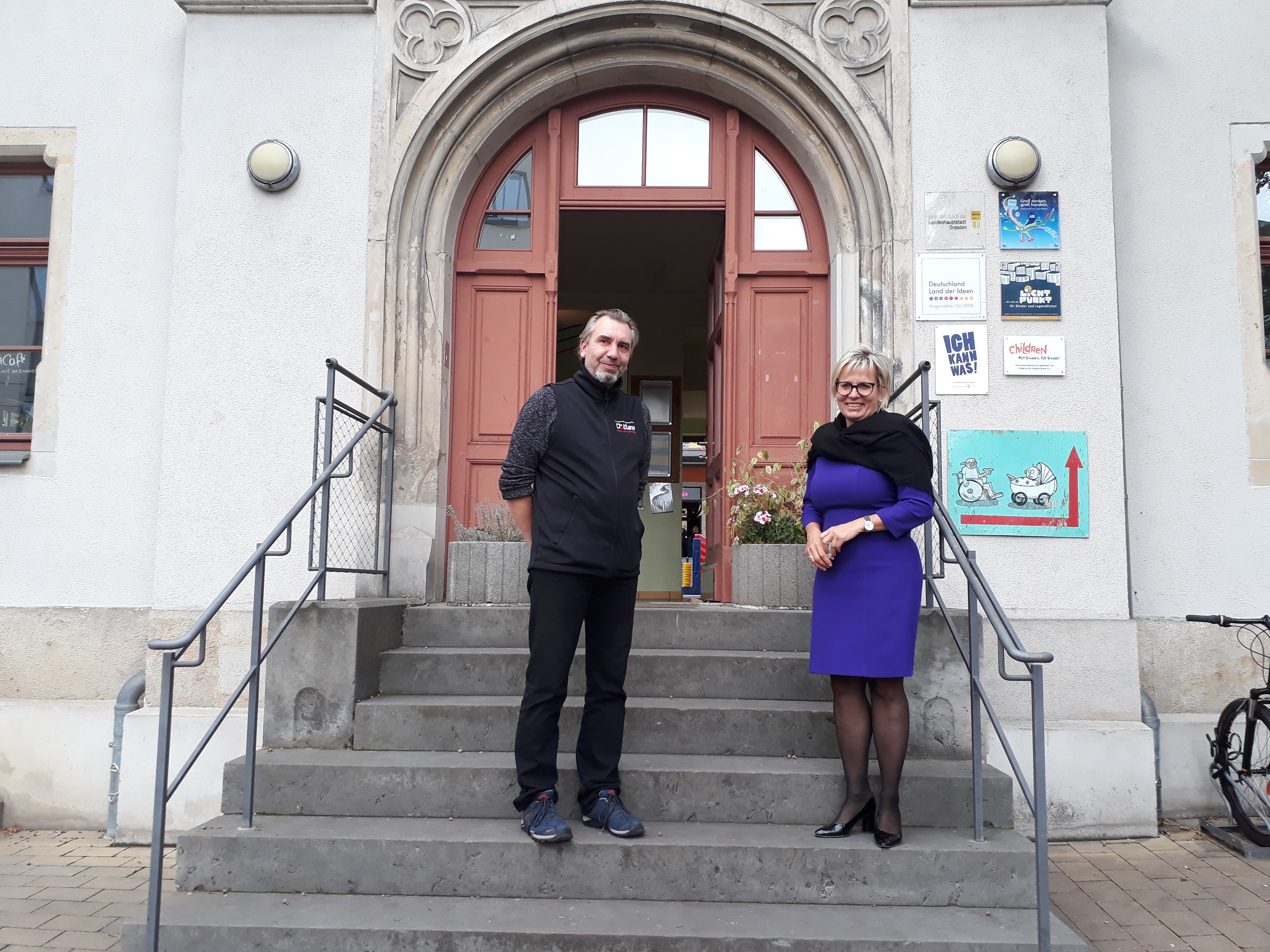 Jens Hilgner und Barbara Klepsch vor dem EMMERS