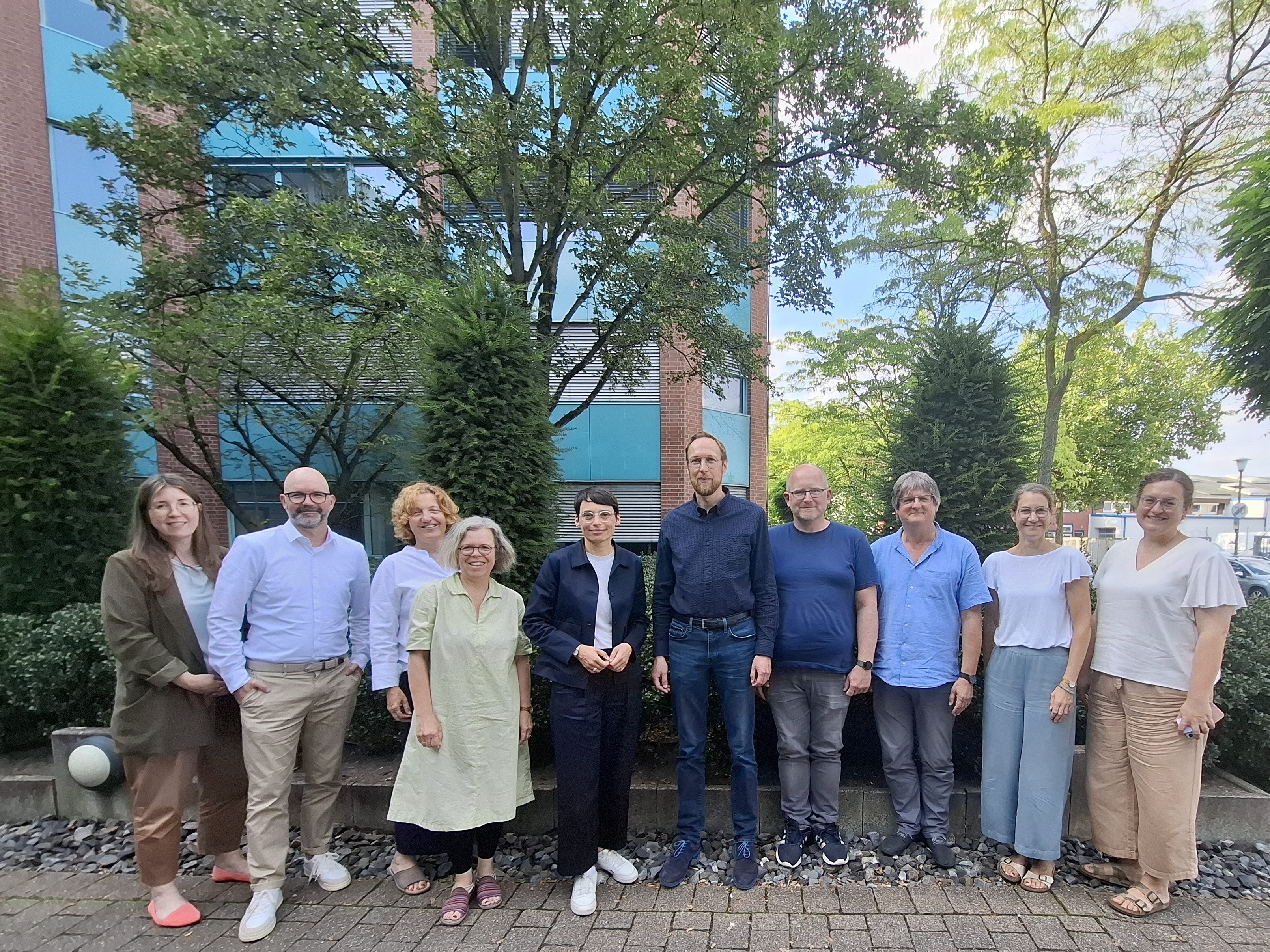 Auf dem Foto von links nach rechts:
Sara Göttmann (MKJFGFI), Marcel Jäger (DRK Kreisverband Münster e.V.), Tanja Köster (Outlaw gGmbH), Julia Gakstatter (Paritätischer NRW, Kreisgruppe Münster), Josefine Paul (NRW Familienministerin), Normann Stricker (FRÖBEL Bildung und Erziehung gGmbH), Marcus Paul (ASB Münsterland e.V.), Rainer Firgau (DAFFKE e.V.), Martine Doerry (CVJM Münster e.V.), Lisa Mork (Paritätischer NRW)