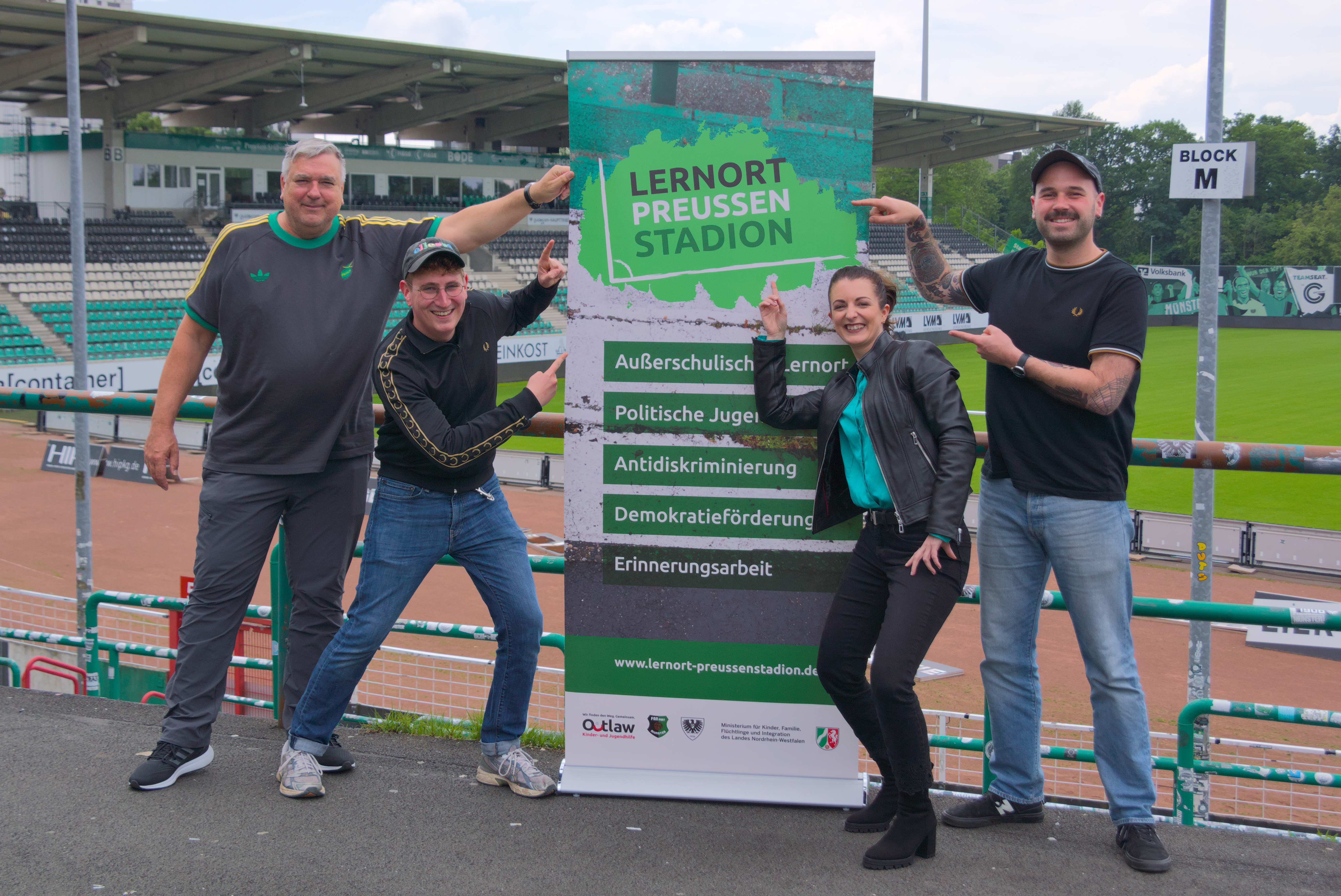 v.l.n.r.: Edo Schmidt, Leiter FANport, Leo Heider, Mitarbeiter Lernort Preußenstadion, Ninja Rietz aus der WestLotto-Unternehmenskommunikation und Jan Becker, Koordination Lernort Preußenstadion