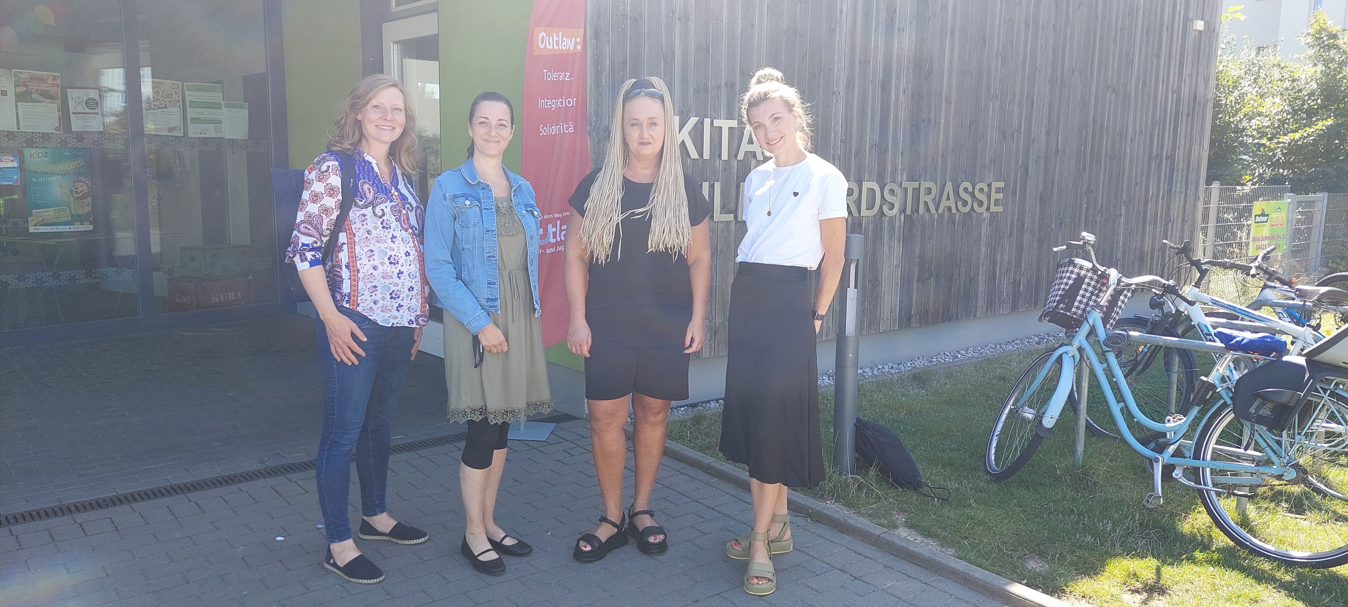 Désirée Mütze, Heike Hübler, Irena Rudolph-Kokot und Nora Schönberg vor der Kita Hildegardstraße (v.l.n.r.)