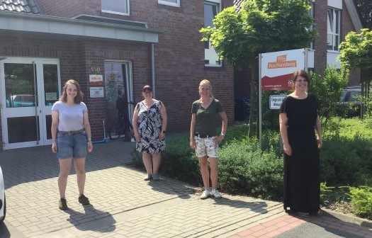 v.l.:Fiona Olthoff mit ihrer Lehrerin Petra Hiemstra, Kitaleiterin Sabrina Steveker und der Praxisanleiterin Kathrin Herbers