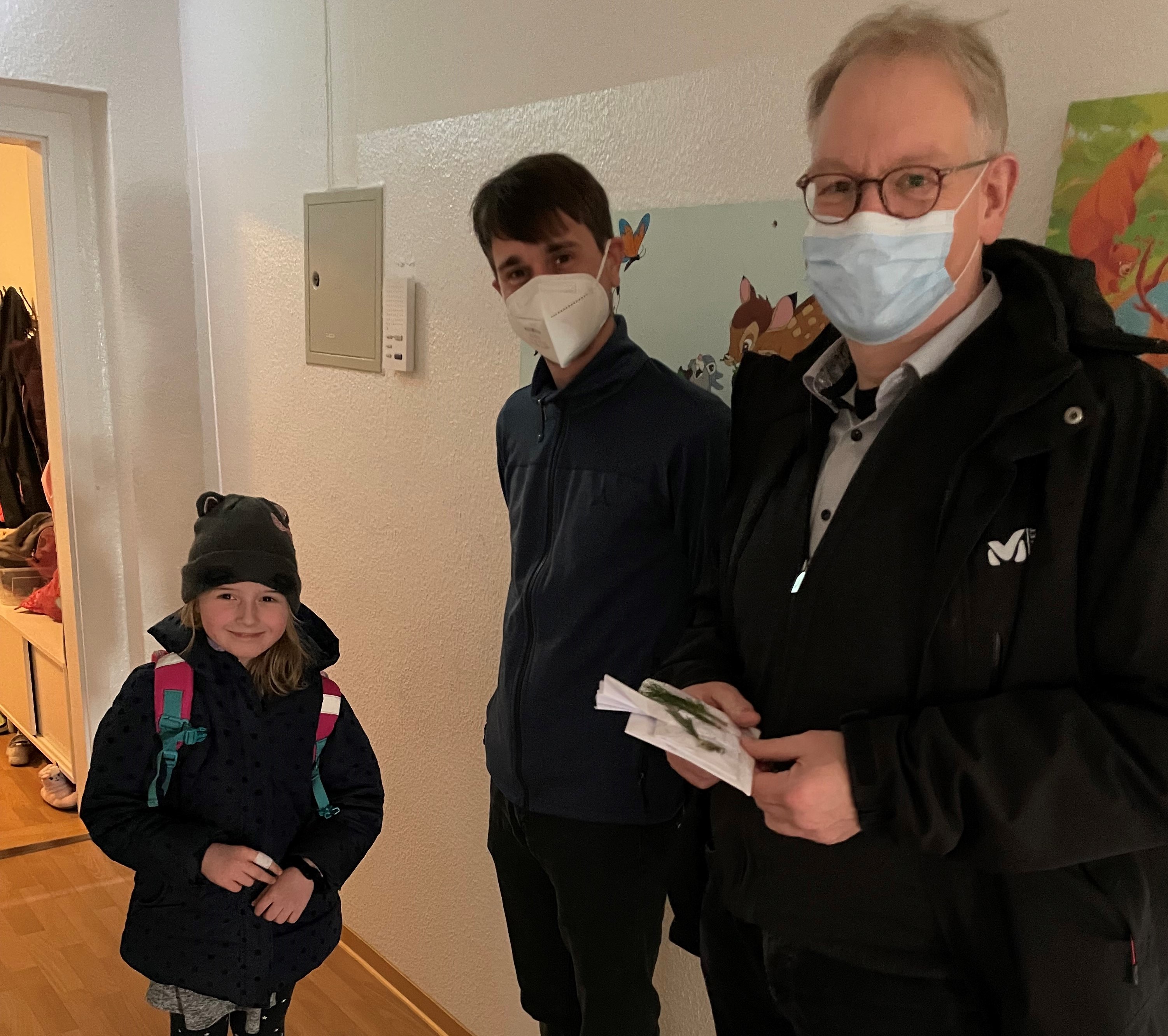 Roy Helbig (Mitte) und Dr. Friedhelm Höfener in der Wohngruppe Löbtau