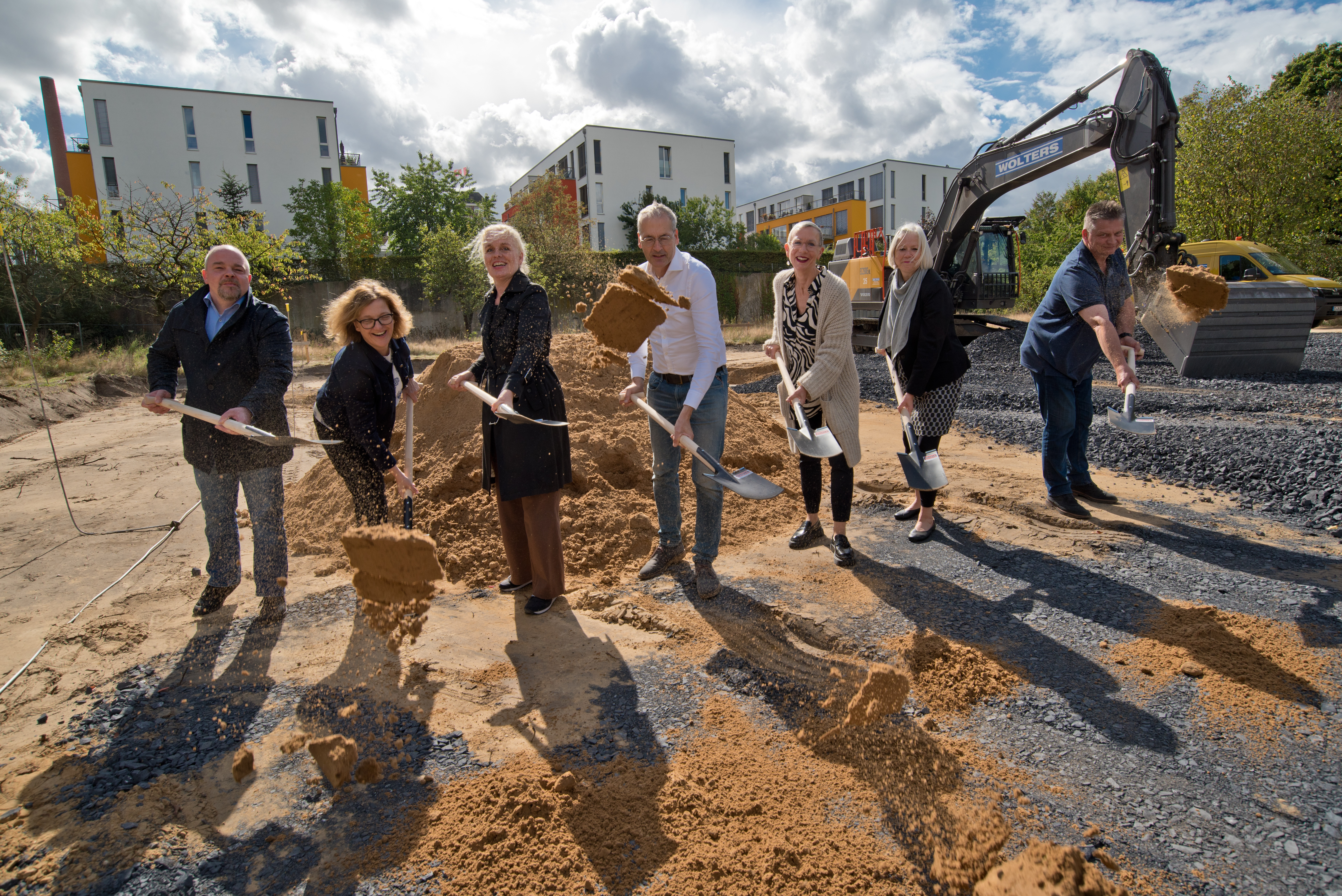 Jan Koschinowski (Amt für Immobilienmanagement; v.l.), Tanja Köster (Outlaw), Beate Burhoff (Architektin), Stephan Nonhoff (Bezirksbürgermeister), Sabine Trockel (Jugendamt), Ute Jansen (Outlaw) und Norbert Steingröwer (Bauunternehmen Büscher, v.l.) übernahmen den ersten Spatenstich. Foto: Stadt Münster