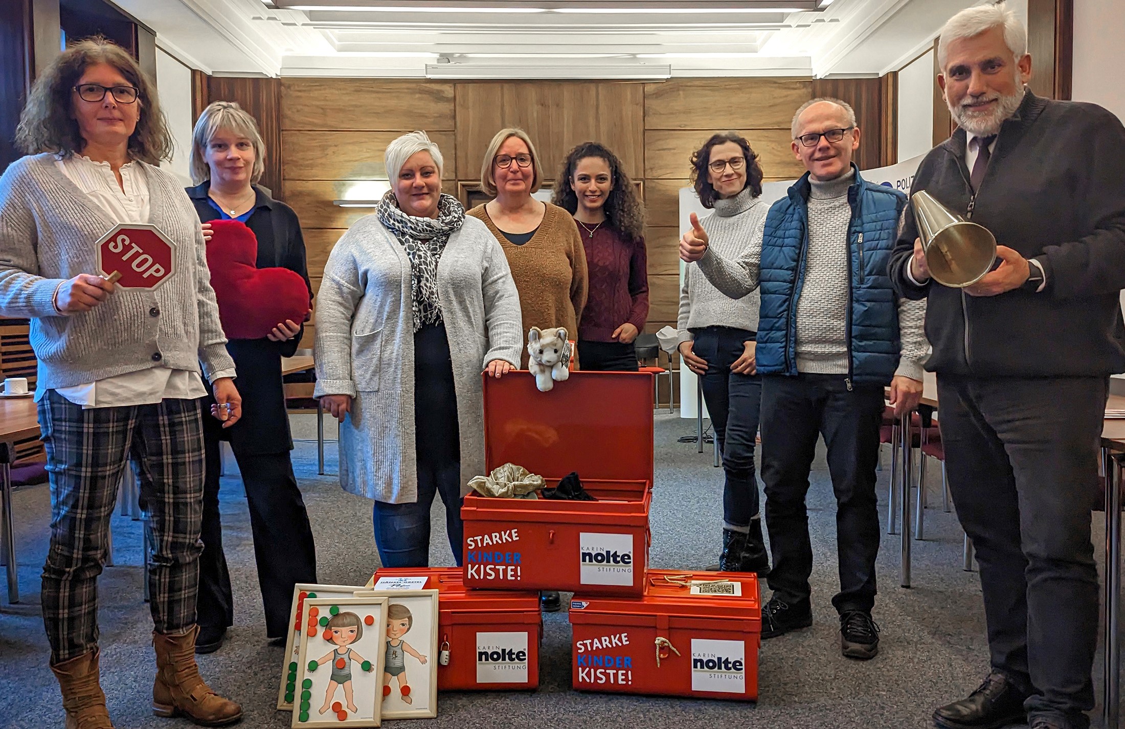 Gemeinsam setzen sie sich für den Kinderschutz ein (v. l.): Cornelia Heppner (Kriminalprävention und Opferschutz), Tanja Brügger (Theaterpädagogische Werkstatt), Denise Dondrup (IFAK Kindergarten e. V.), Christina Borkowski (Caritas Bochum), Zehra Tekin-Ertan und Barbara Mag (Outlaw Kita Bochum), Alfred Seidensticker (Deutsche Kinderschutzstiftung Hänsel+Gretel) sowie Bochums Polizeipräsident Jörg Lukat. (Foto: Polizei Bochum)