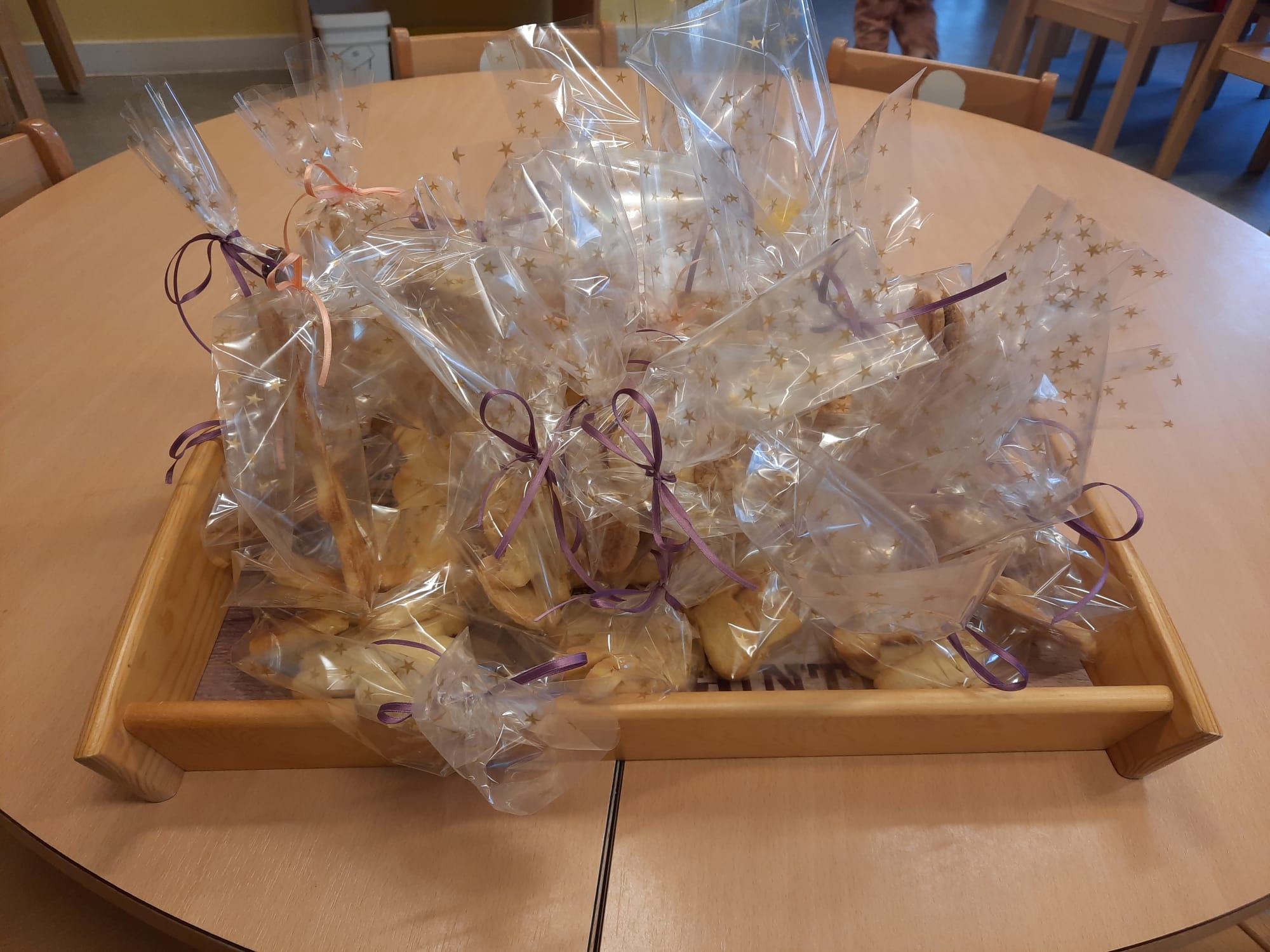 Kita-Kinder backen Kekse für die Bewohner:innen des Riebeckstifts