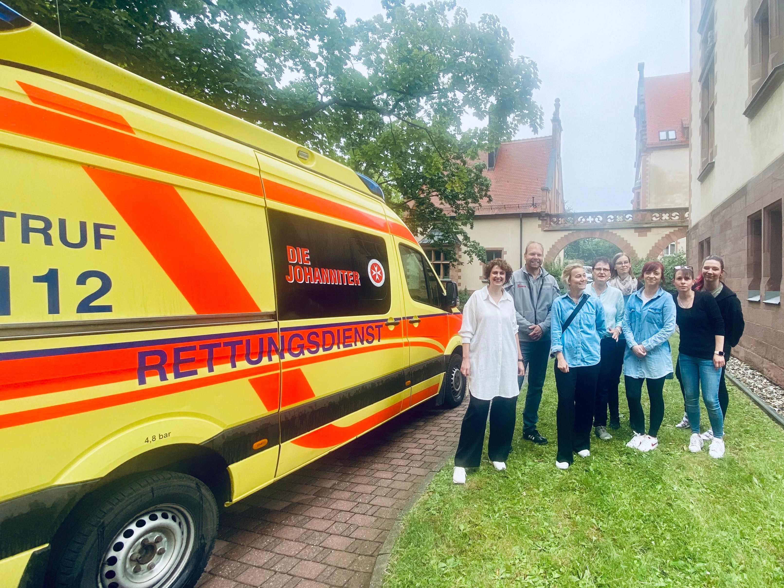 Grit Gindler, Torsten Hecker, Stephanie Grahneis und das Team der Kita Kantstraße (v.l.n.r) (Foto: Johanniter)