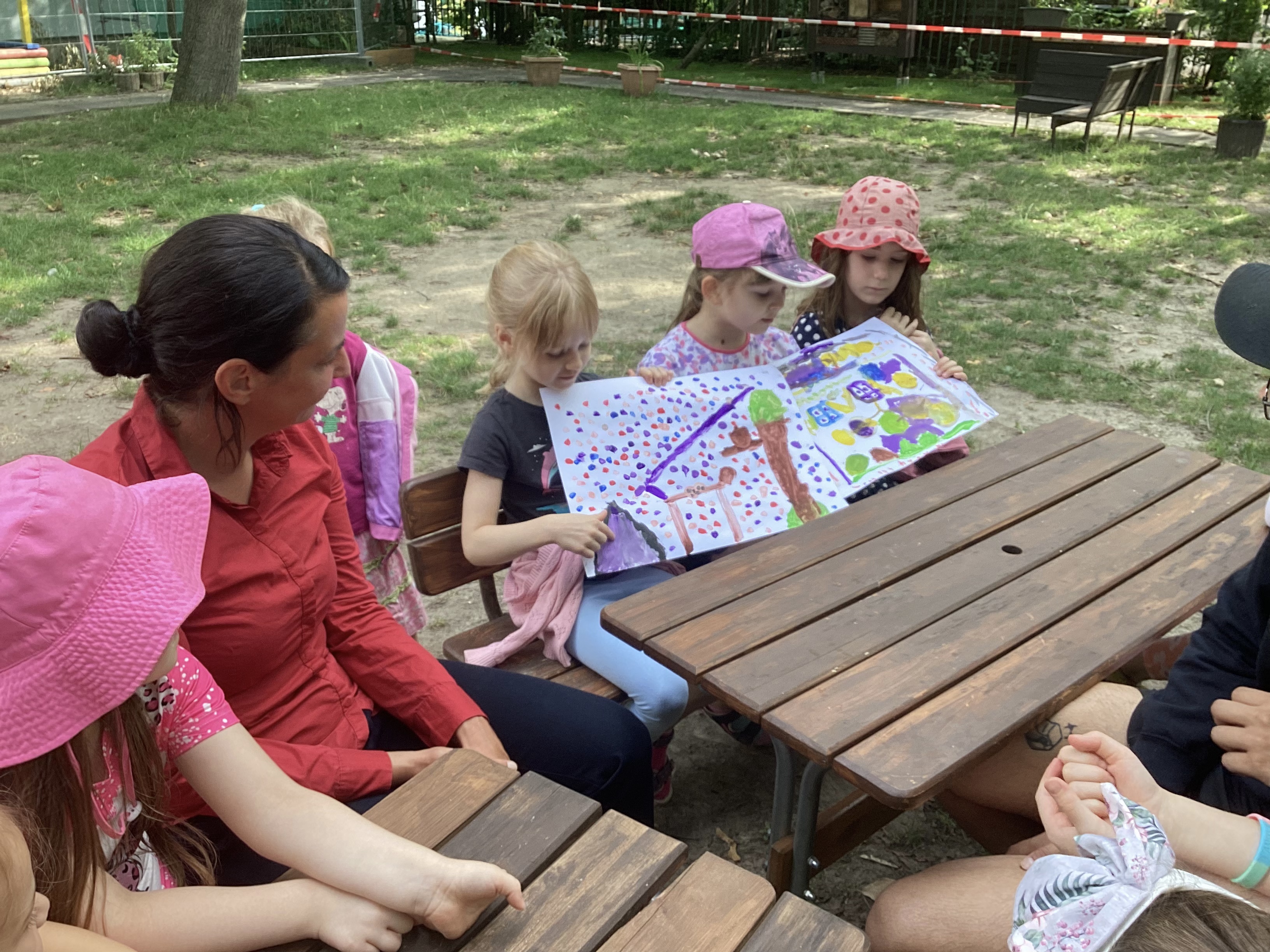 Christin Melcher spricht mit den Kindern der Kita Am Kirschberg über ihre Wünsche für eine gute Kita