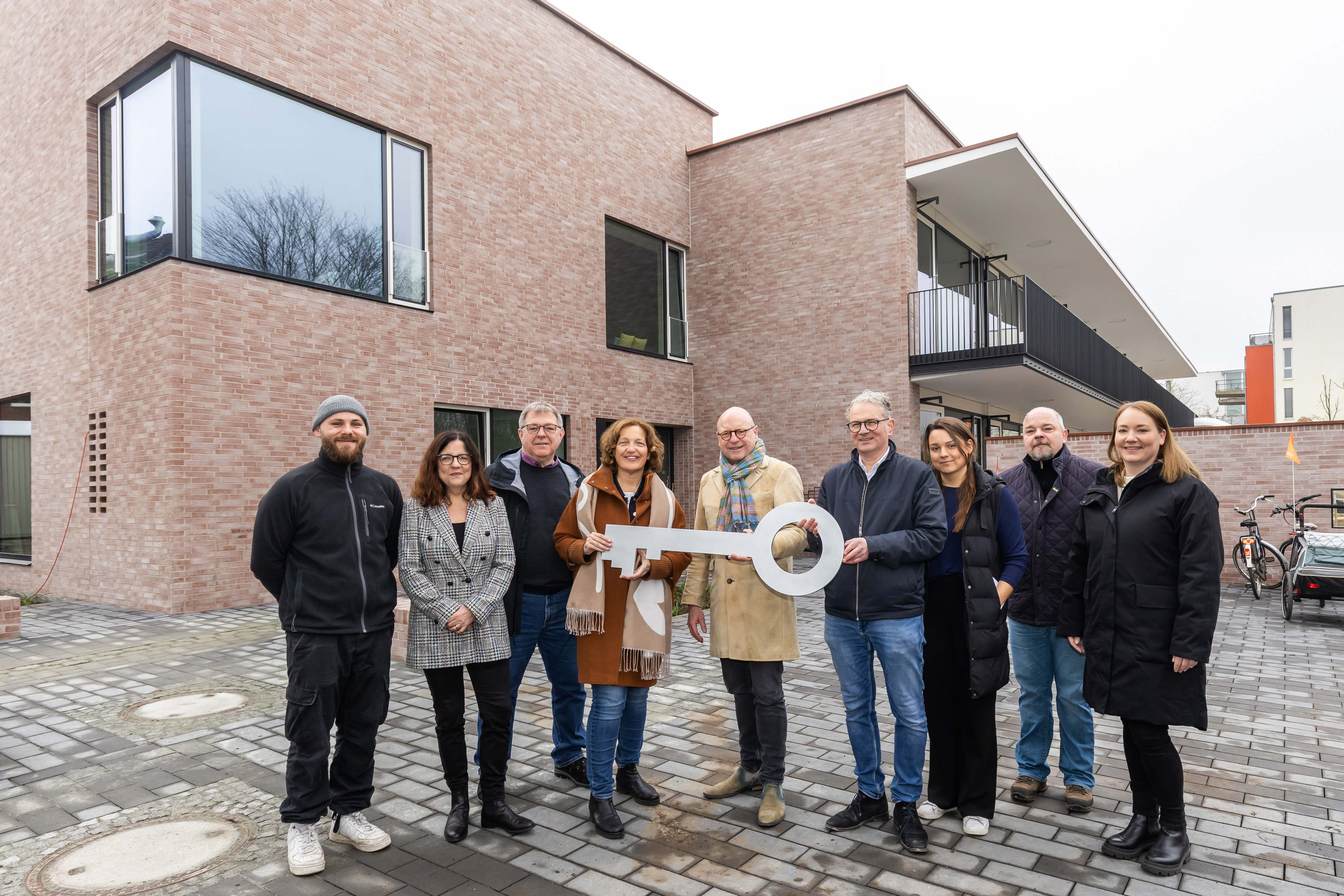 (v.l.n.r.) Niklas Middendorf (Kita-Leitung), Tanja Andor (SPD), Bezirksbürgermeister Martin Honderboom, Tanja Köster (Outlaw gGmbH), Oberbürgermeister Markus Lewe, Klaus Burhoff (Architekt), Lucie Victor (Kita-Leitung), Jan Koschinowski (Amt für Immobilienmanagement), Anja Gerick (Amt für Kinder, Jugendliche und Familien) - (Foto: Stadt Münster/Münsterview)