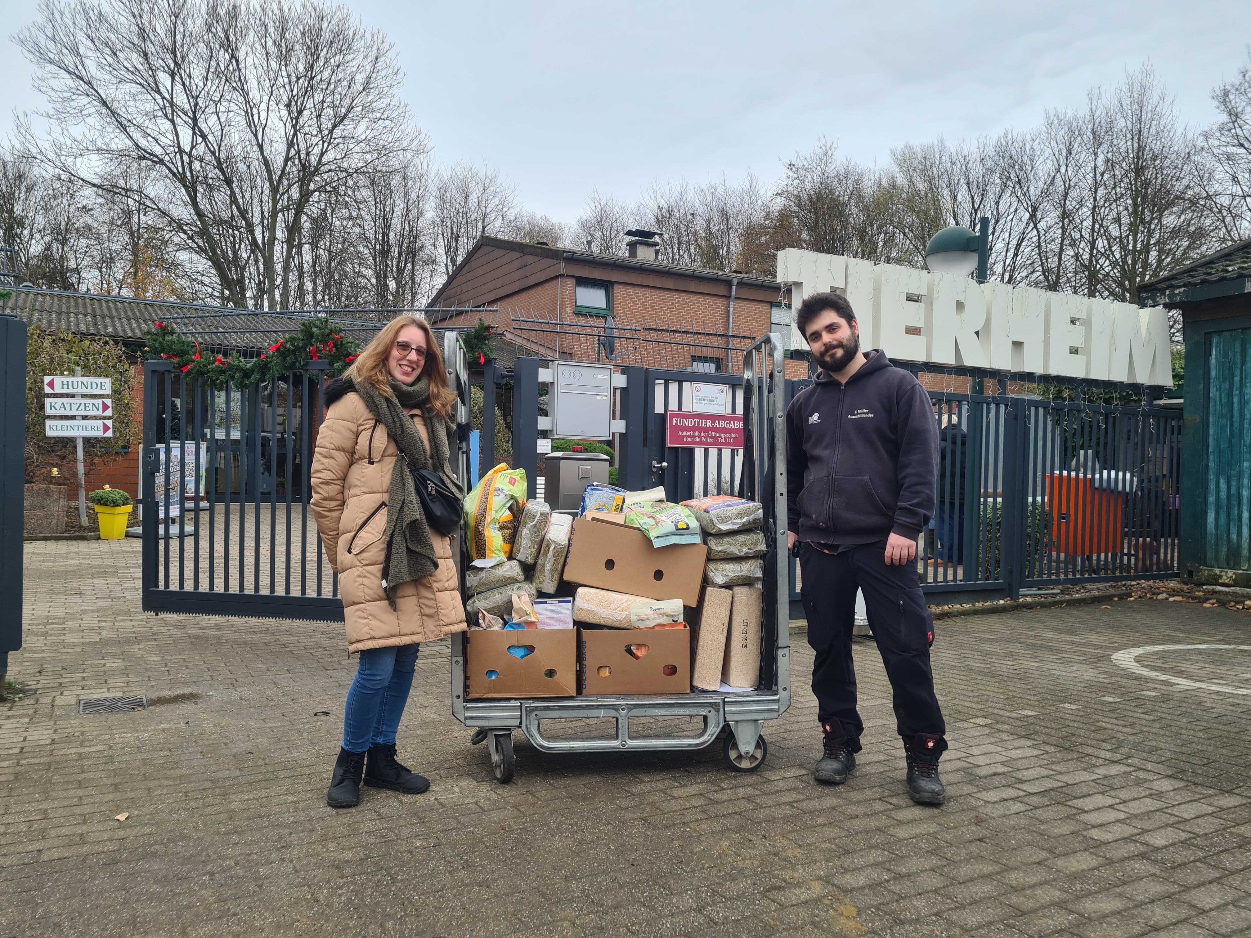Sophia Reddigau, Erzieherin der Kita Königsallee, und ein Mitarbeiter des Bochumer Tierheims bei der Übergabe
