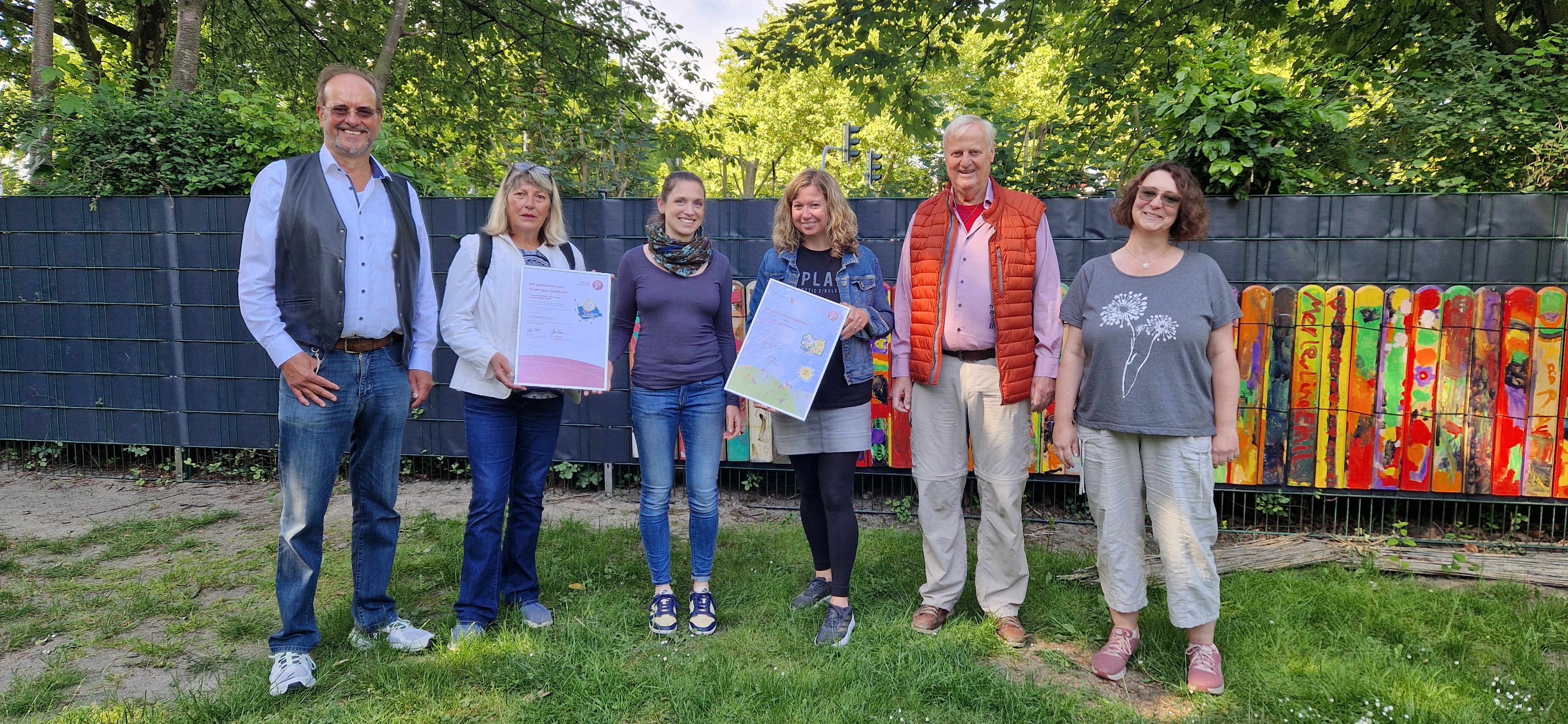 Jan Großkopf (2.Vorsitzender DJK Teutonia Ehrenfeld), Claudia Geneikis (DJK Teutonia Ehrenfeld), Anke Tüselmann (Stadt Sportbund Bochum), Stefanie Pröhl (Kita-Leitung  Kita Königsallee), Teutonia Ehrenfeld (1.Vorsitzender Ulrich Reuter DJK) und Sandra Fijol (Stellvertretende Kita-Leitung Kita Königsallee)