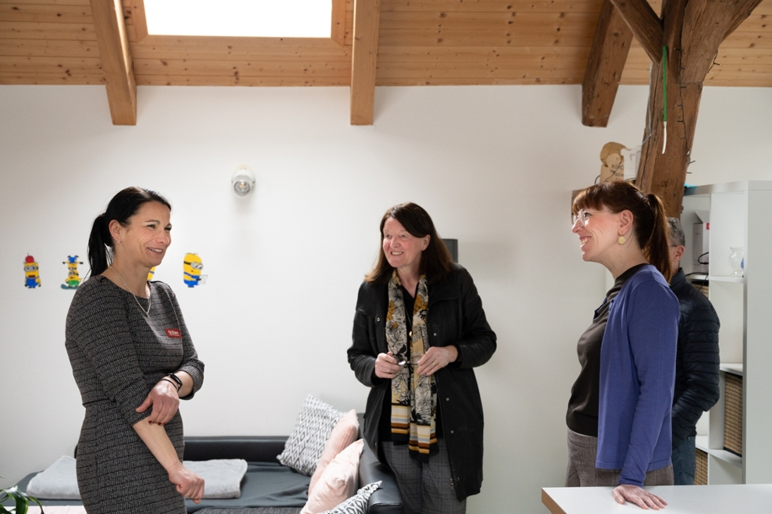 v.l.n.r.: Simone Stüber (Projekt Halbe Treppe - Vollzug in freien Formen für Frauen), Eike König-Bender (Leiterin der Justizvollzugsanstalt Chemnitz), Katja Meier (Justizministerin)
(© SMJusDEG I Daniel Meißner)
