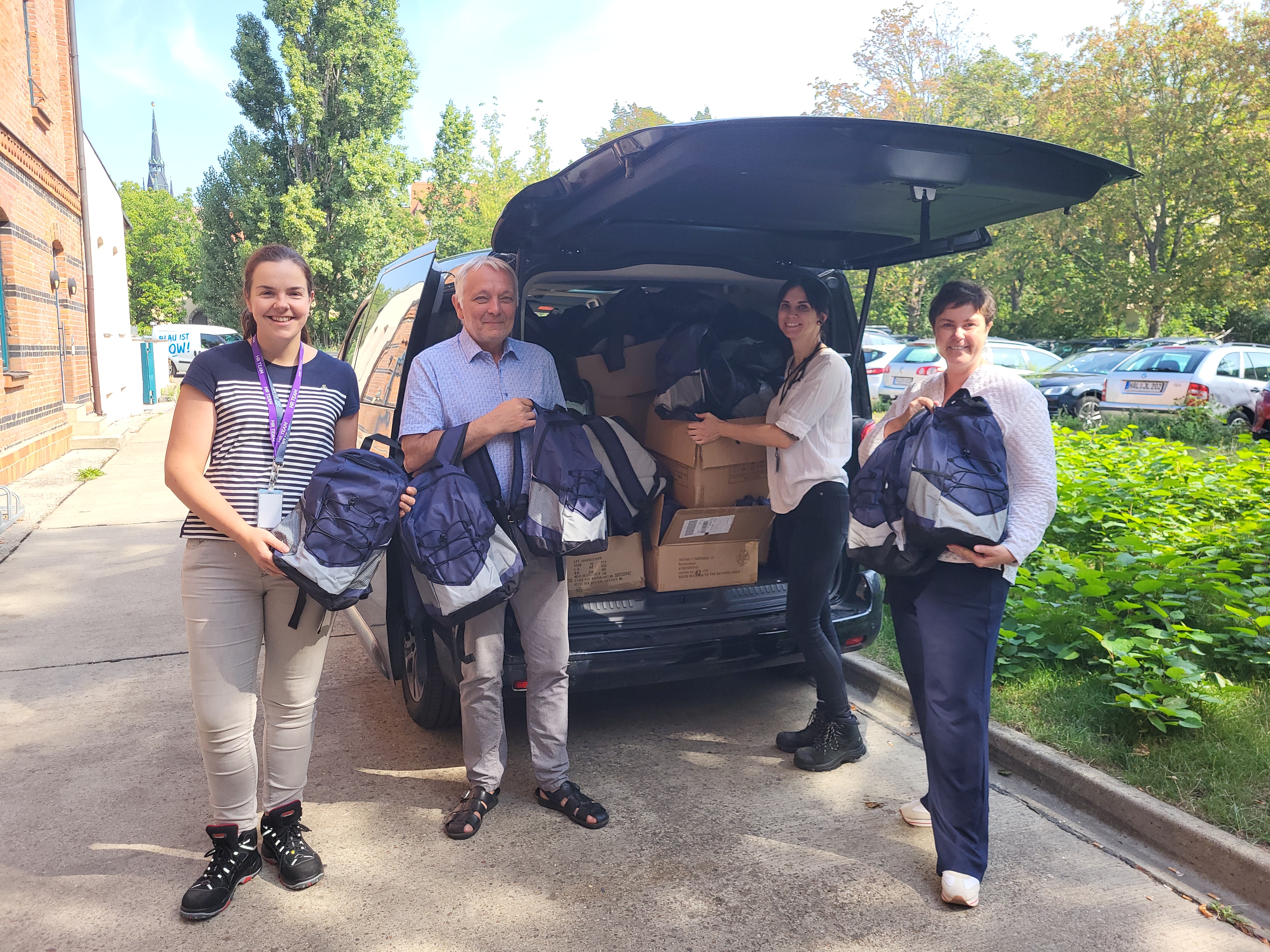 Nicole Heunemann, Steffen Kröner, Monika Kohlmann und Ines Herrmann beim Ausladen der Schulrucksäcke