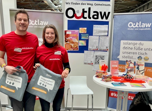 Jens Schiller und Isabell Schlechter am Outlaw-Stand beim Berlin-Tag