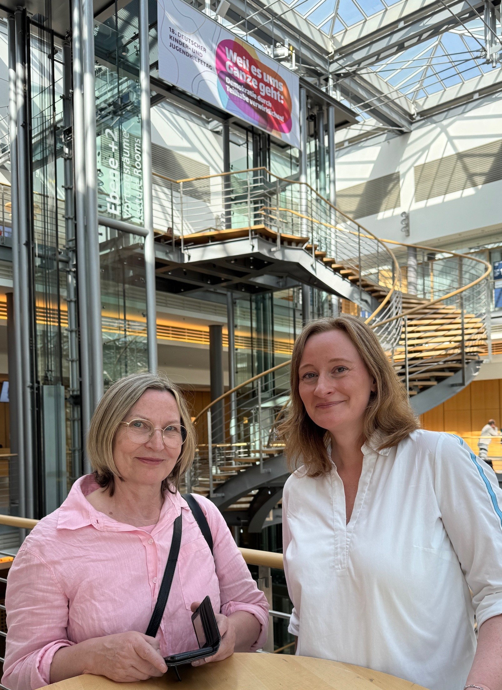 Ulrike Herlt (Fachbereichsleitung Kita Outlaw Dresden) und Katja Hillenbrand (Leitung Kita Rehefelder Straße) auf dem DJHT