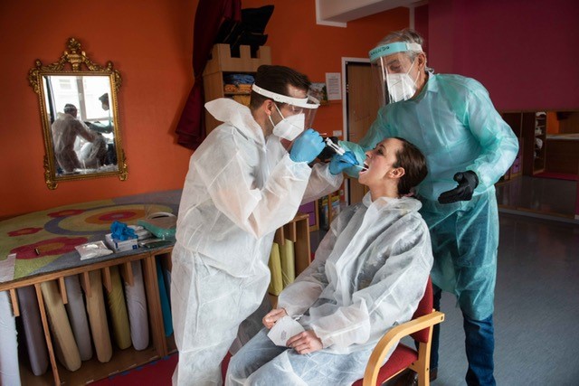 Hardy Hälbig testet Kollegin Johanna Engelhardt; Prof. Dr. Laniado achtet auf die fachgerechte Durchführung (Foto: Dietrich Flechtner/DNN)