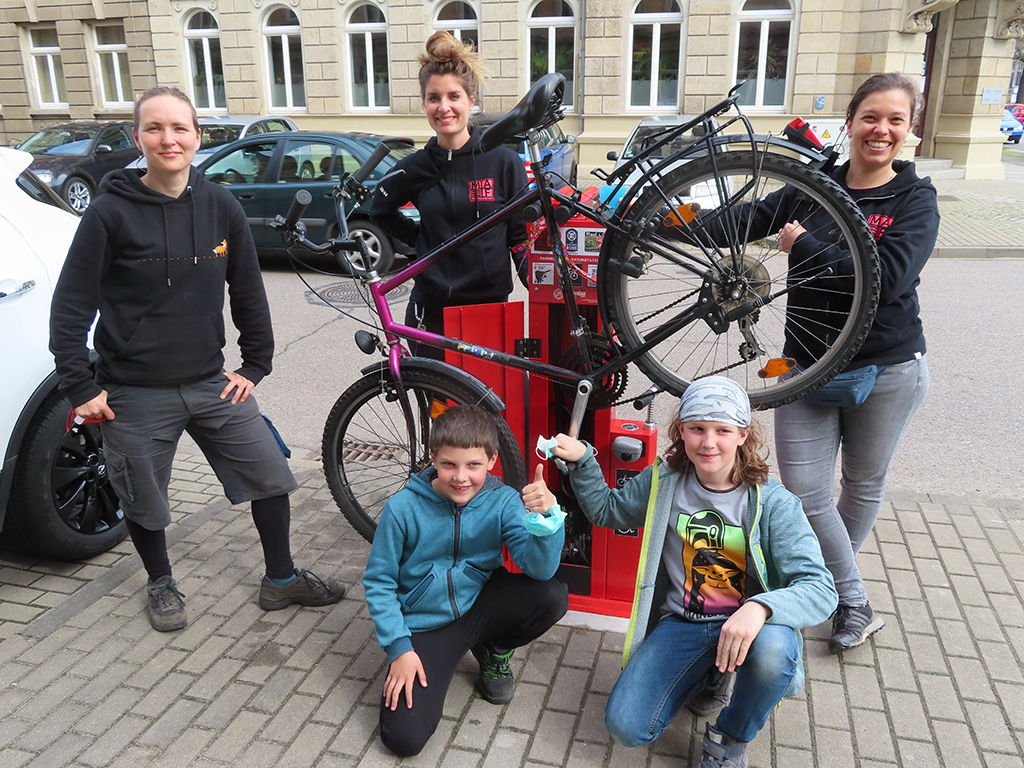 Cristiane Gloger (Mitarbeiterin Rostiges Ross), Larissa Schicke und Gerda Gebauer (MAF), und die Kinder im Vordergrund sind Kids aus der Friedrichstadt Ole und Max. 