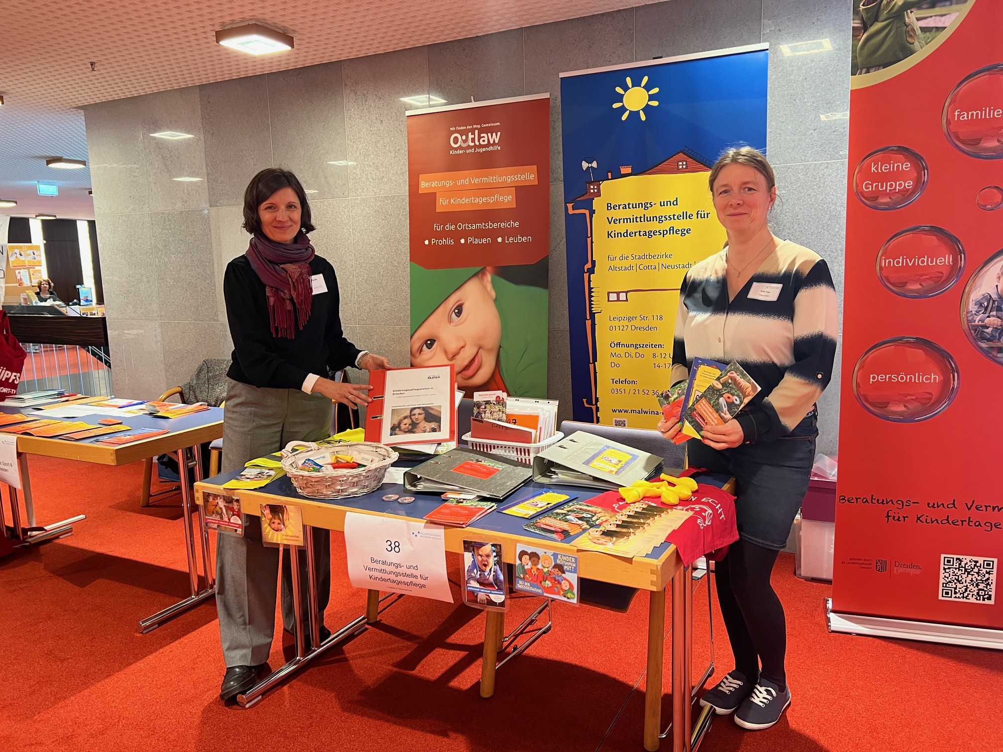 v.l.n.r.: Tanja Kaminski, Fachberaterin BVS Malwina und  Anita Tries, Verwaltungsangestellte BVS Outlaw