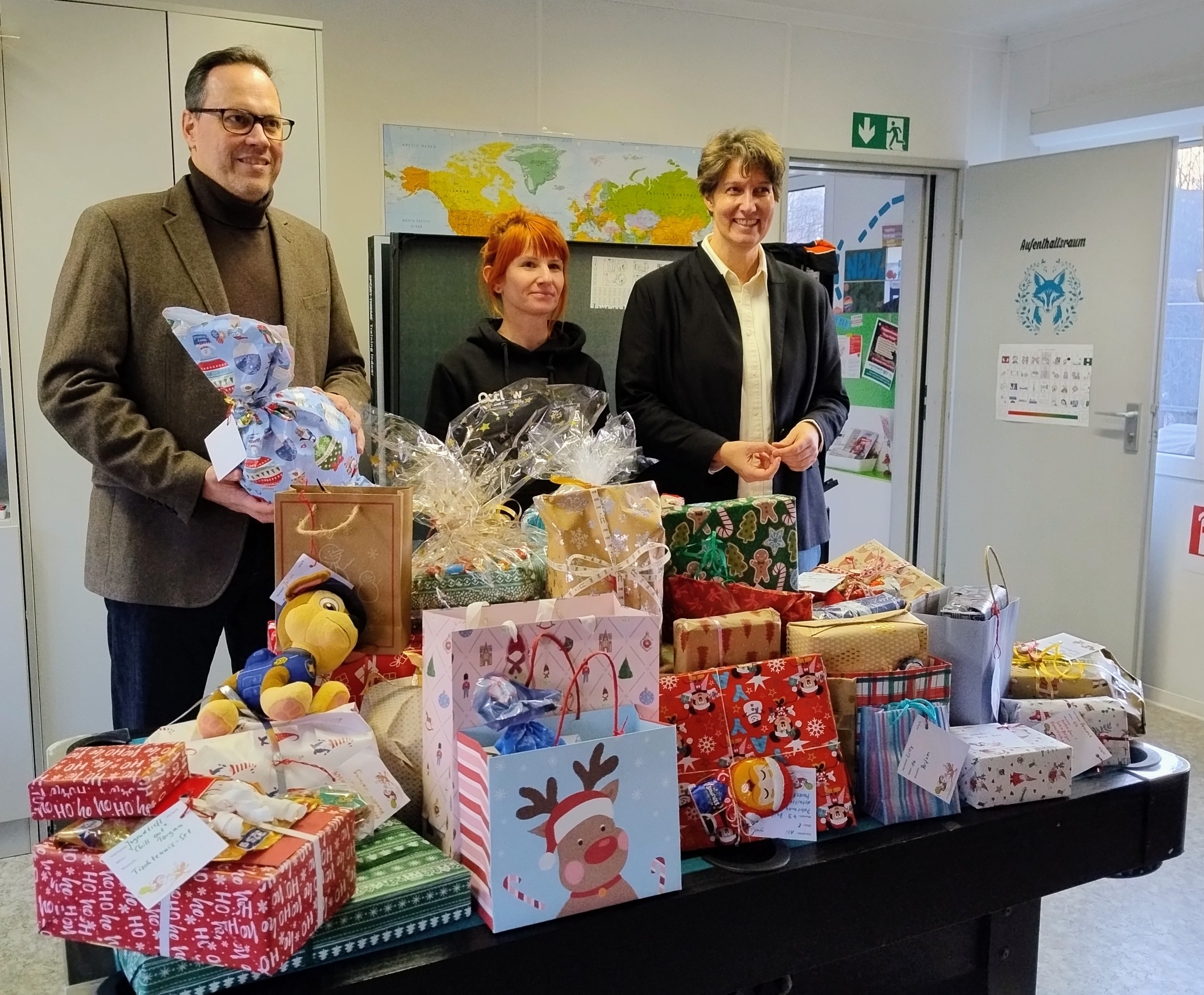 v.l.n.r. Dirk Panter (Staatsminister), Sandra Pötzsch (Teamleitung Jugendarbeit / Quartiersmanagement), Vera Kalkhoff (Geschäftsleitung Jugendarbeit, Bildung, Projekte)