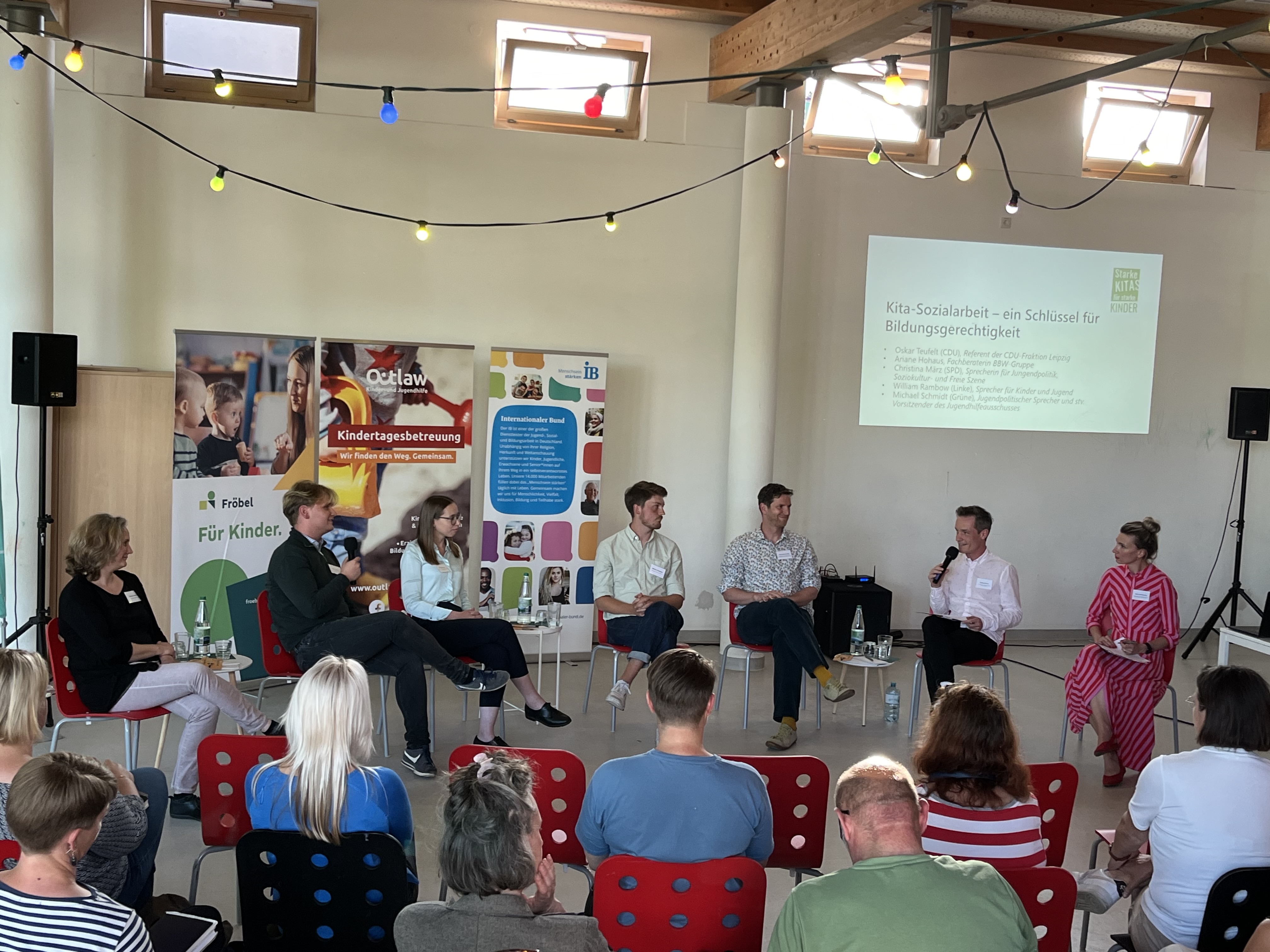 Ariane Hohaus, Oskar Teufert (CDU), Christina März (SPD), William Rambow (Linke), Michael Schmidt (Grüne), Michael Kuhl und Nora Schönberg (v.l.n.r.) im Gespräch. (Foto: BBW-Leipzig-Gruppe)