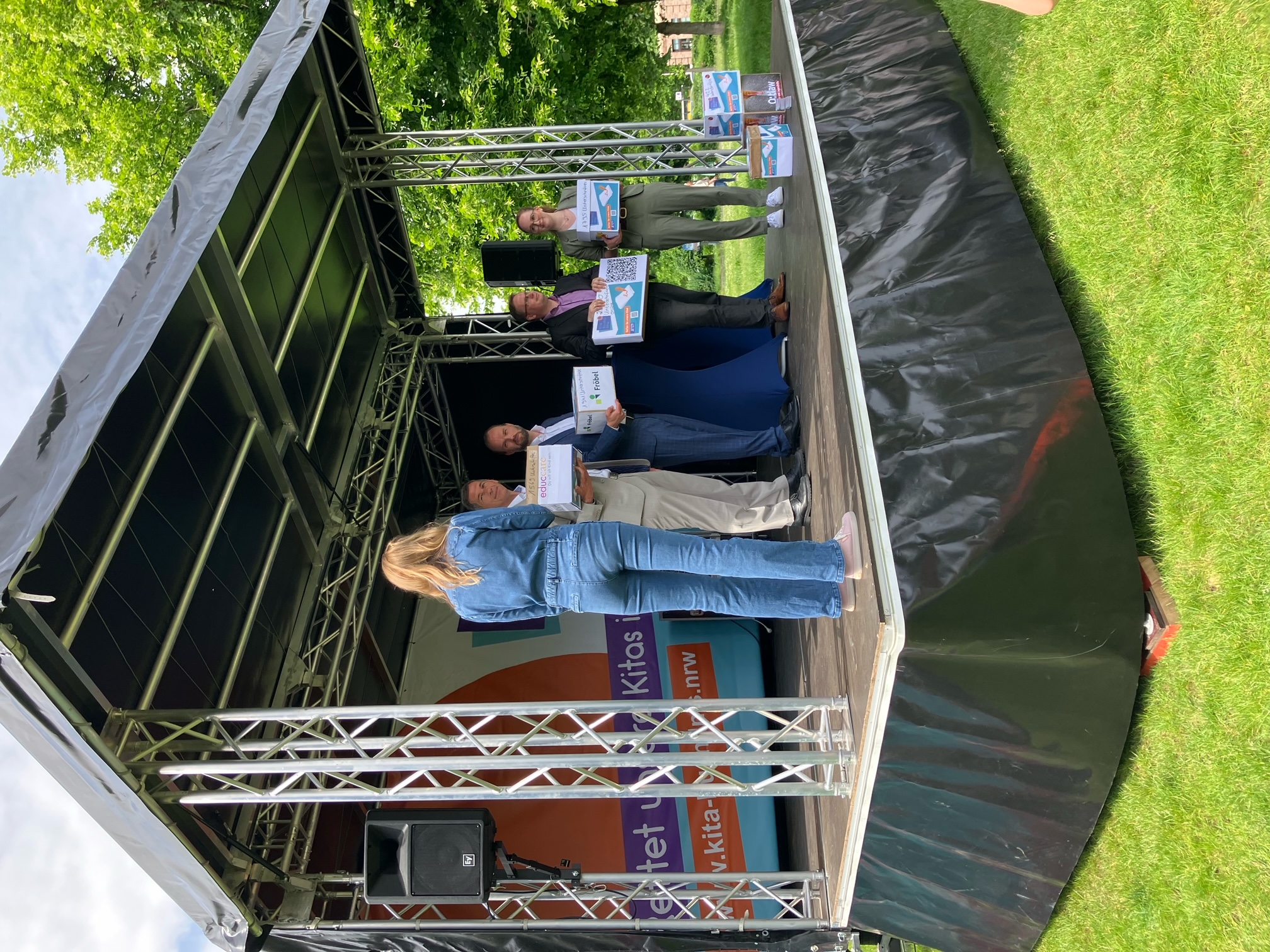 Petitionsübergabe an Jens Kamieth (CDU), Eileen Wöstmann (Bündnis 90/Die Grünen), 
Dr. Dennis Maelzer (SPD) und Marcel Hafke (FDP), Moderation: Nena Brockhaus