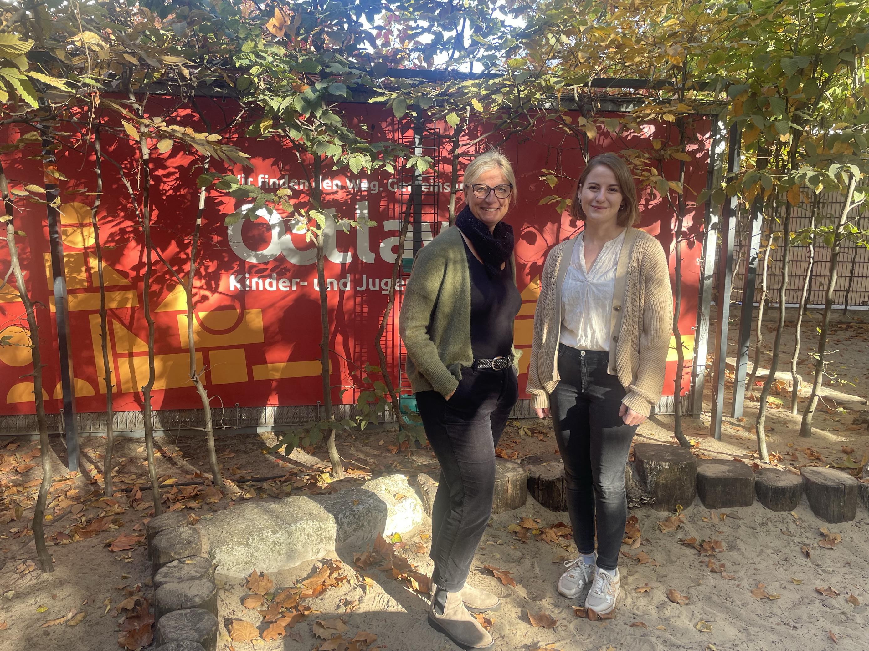 Kitaleitung Alexandra Bohnet und SPD-Abgeordnete Annika Klose