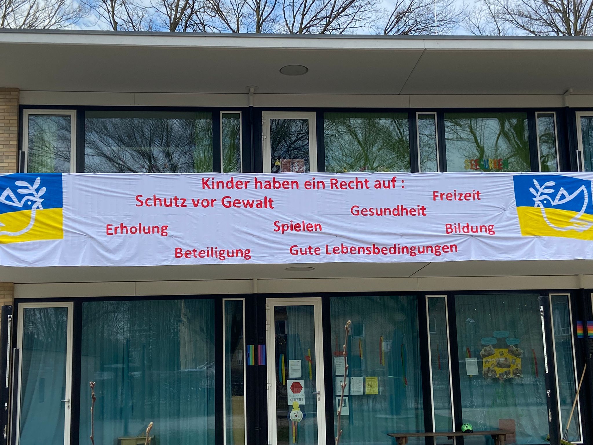 Im Krieg werden die Rechte der Menschen - und besonders die der Kinder massiv verletzt. Die Kita Uppenberg setzt ein Zeichen für Kinderrechte.