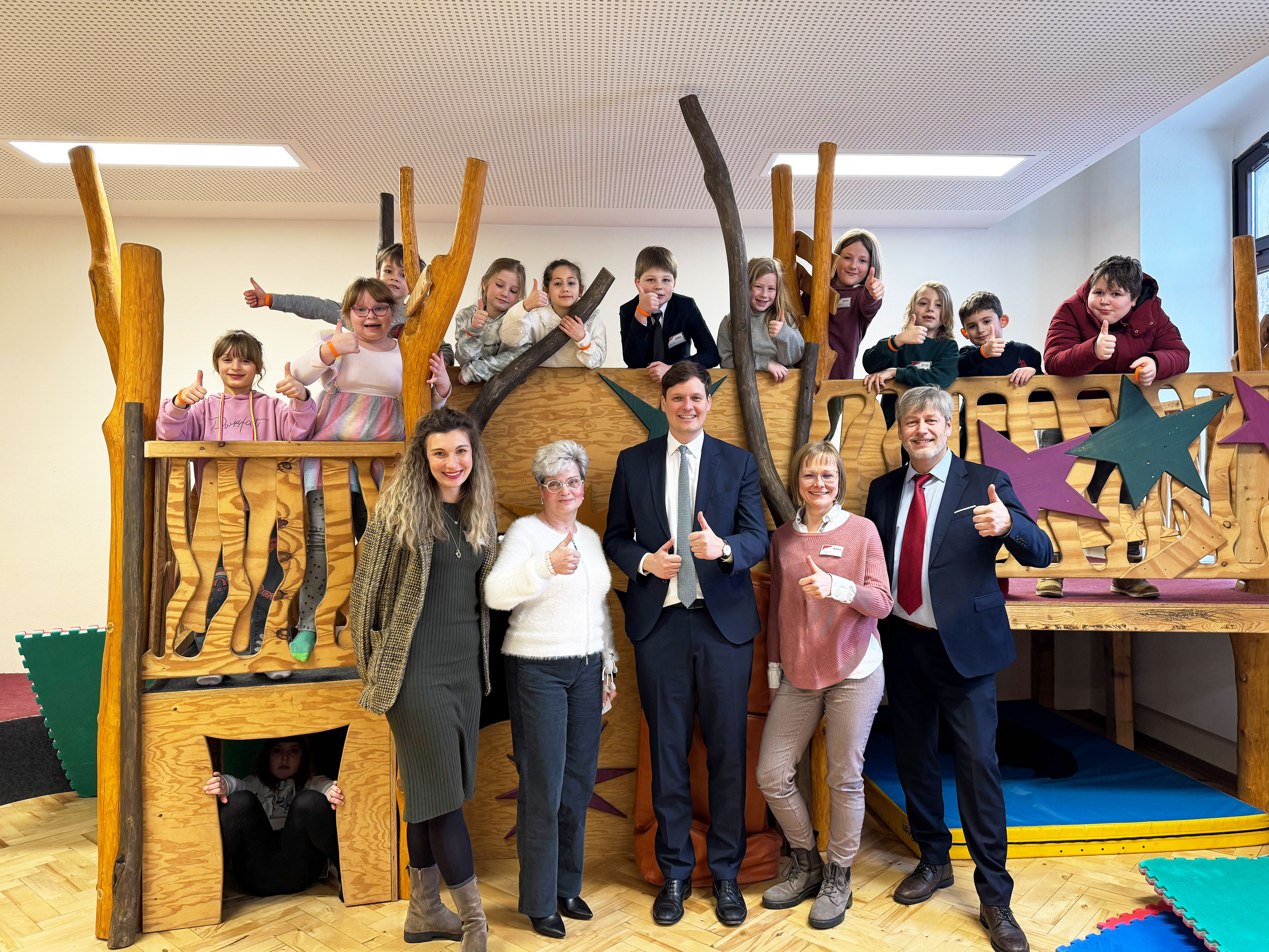 Die Kinder des Horts mit den Gästen: v.l.n.r. Nora Schönberg, Schulleiterin Frau Koschwitz, Conrad Clemens, Katja Kunze & Albrecht Pallas (Foto: SMK/Lynn Winkler)