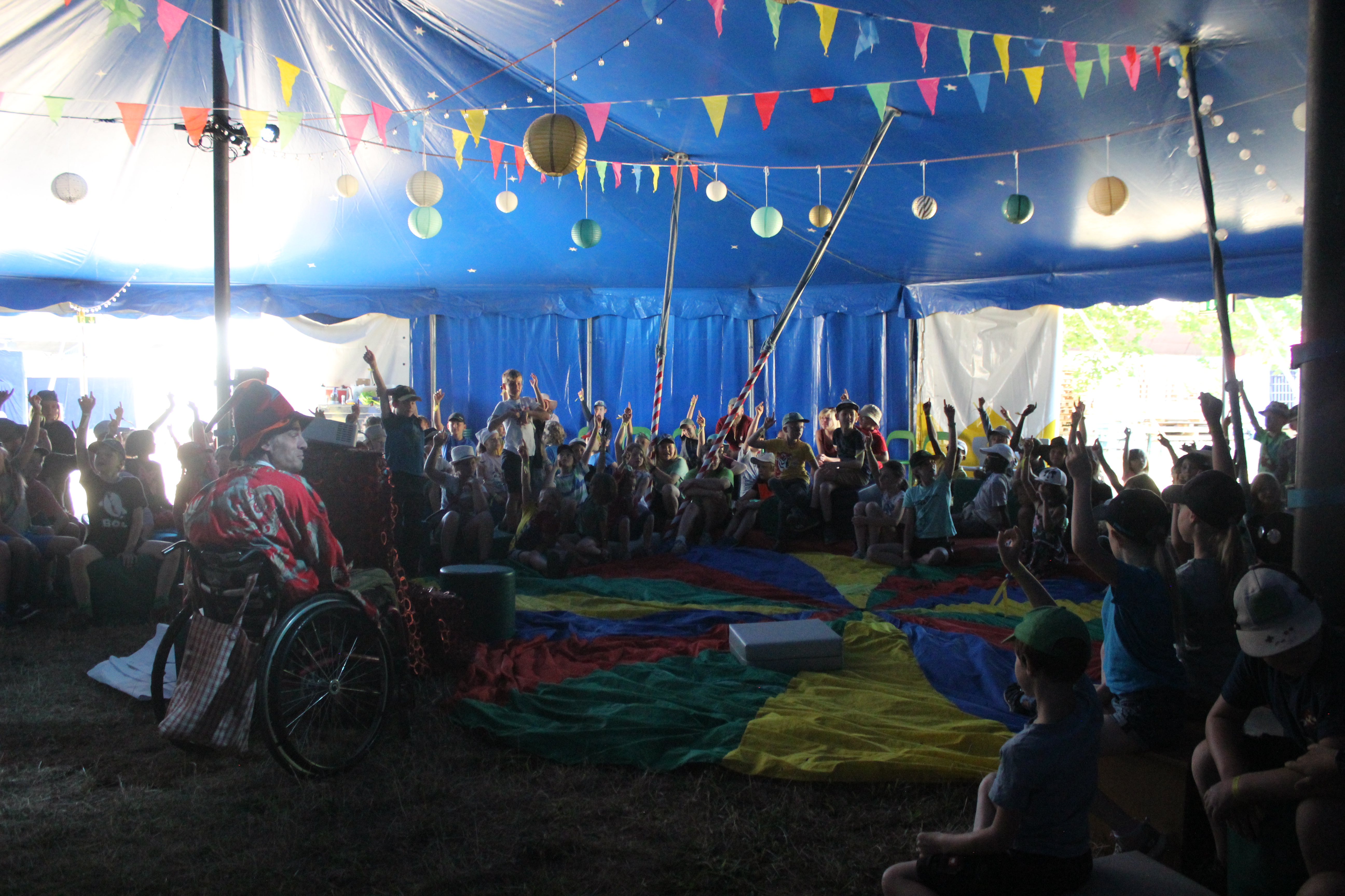 Der Traumzauberer mit den Kindern im großen RAZ-Zelt.