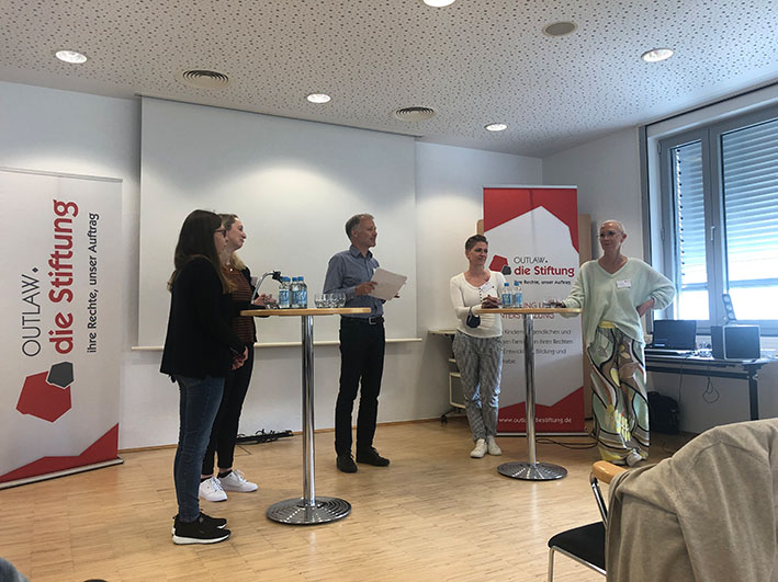 v.l.n.r.: Jana Paul (Careleaver e.V.), Simone Kluge (Outlaw gGmbh), Prof. Dr. Remi Stork (OUTLAW.die Stiftung / FH Münster), Rita Rubzew (Outlaw gGmbh) und Sabine Trockel ( Jugendamt | Stadtverwaltung der Stadt Münster)
