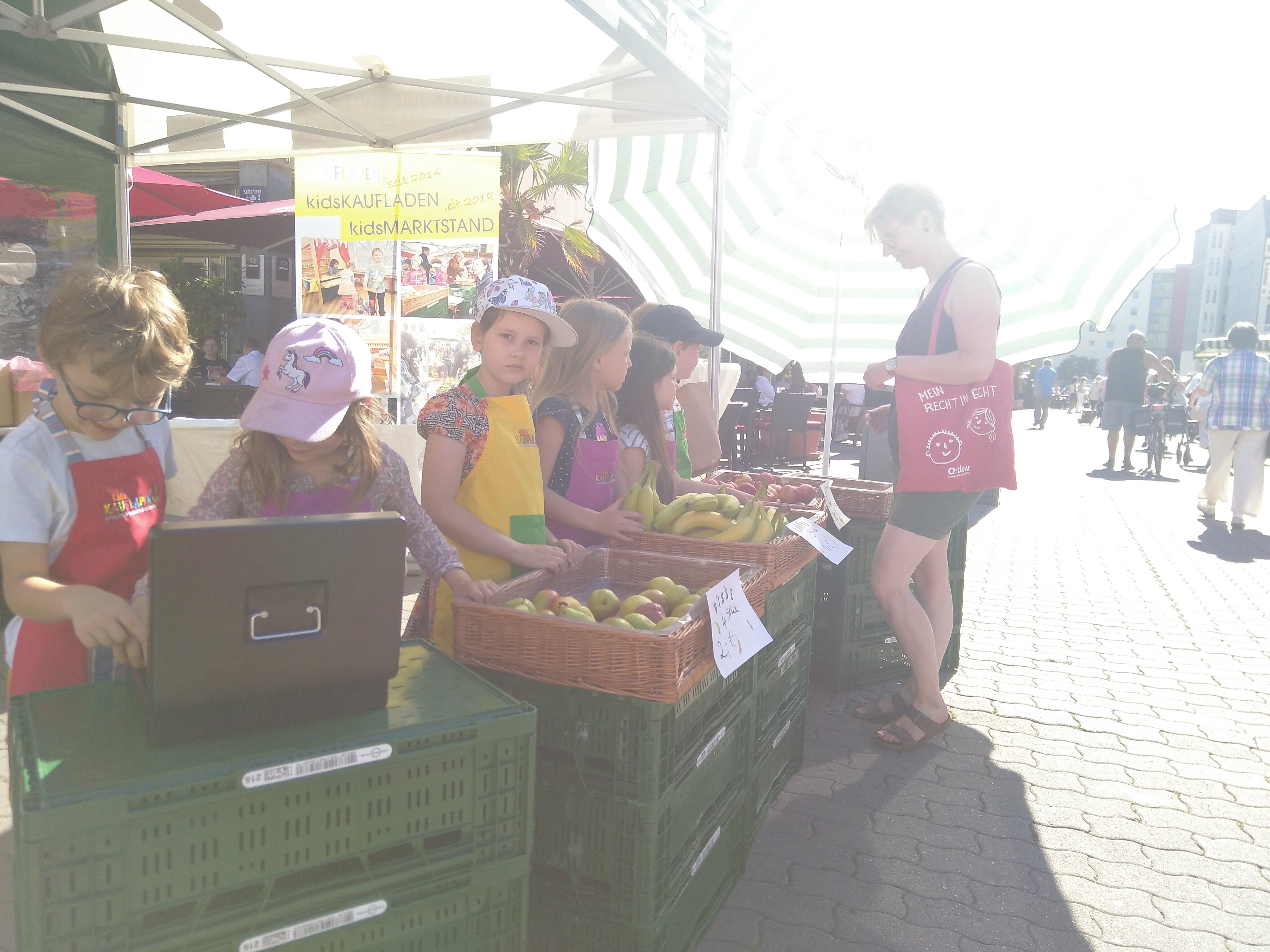 Voll in Aktion am kidsMarktstand: die Vorschulkinder und Kita-Sozialarbeiterin Christiane Engelt