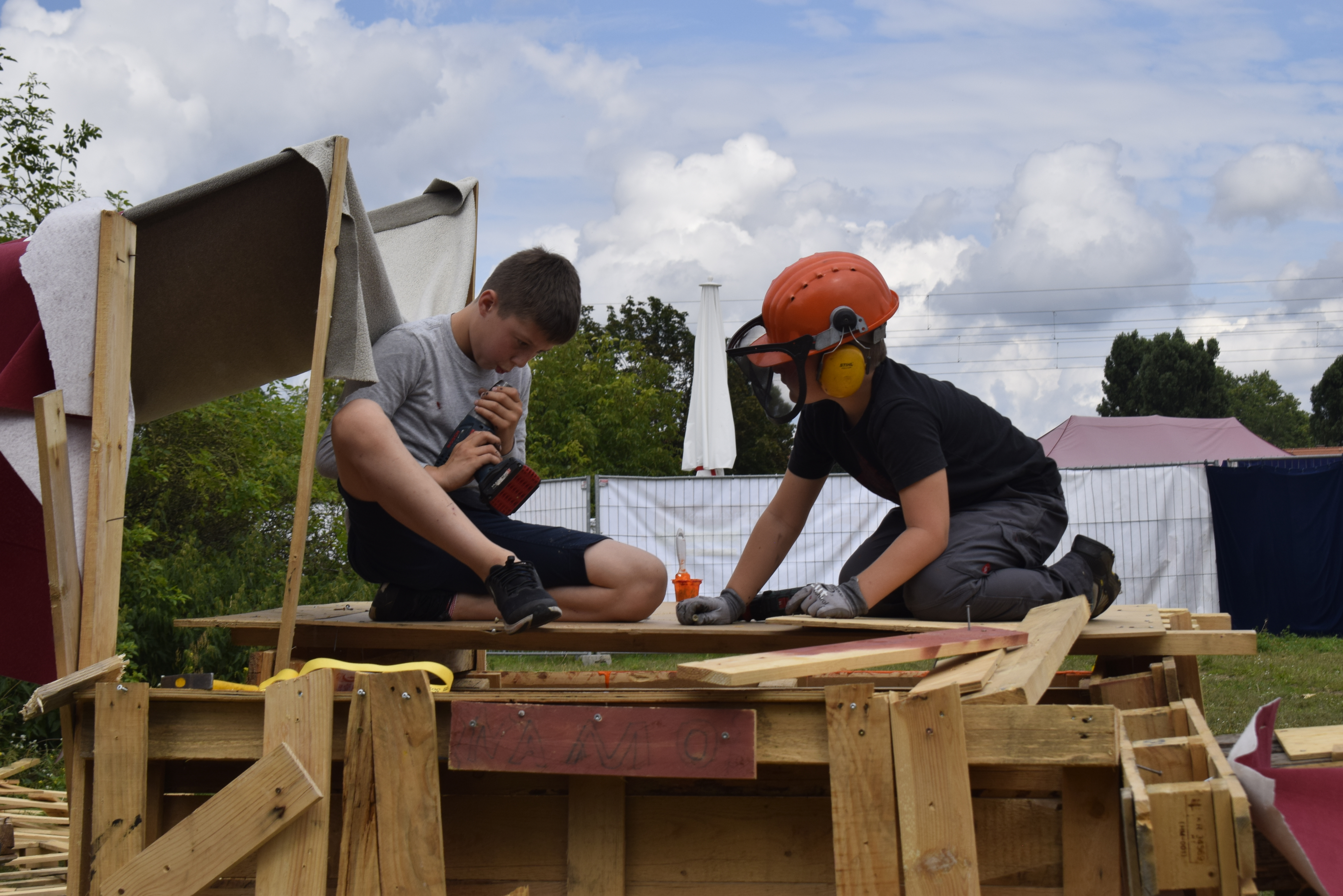 Foto: Kinder beim Bauen bei der KITRAZZA 2021 © Outlaw gGmbH