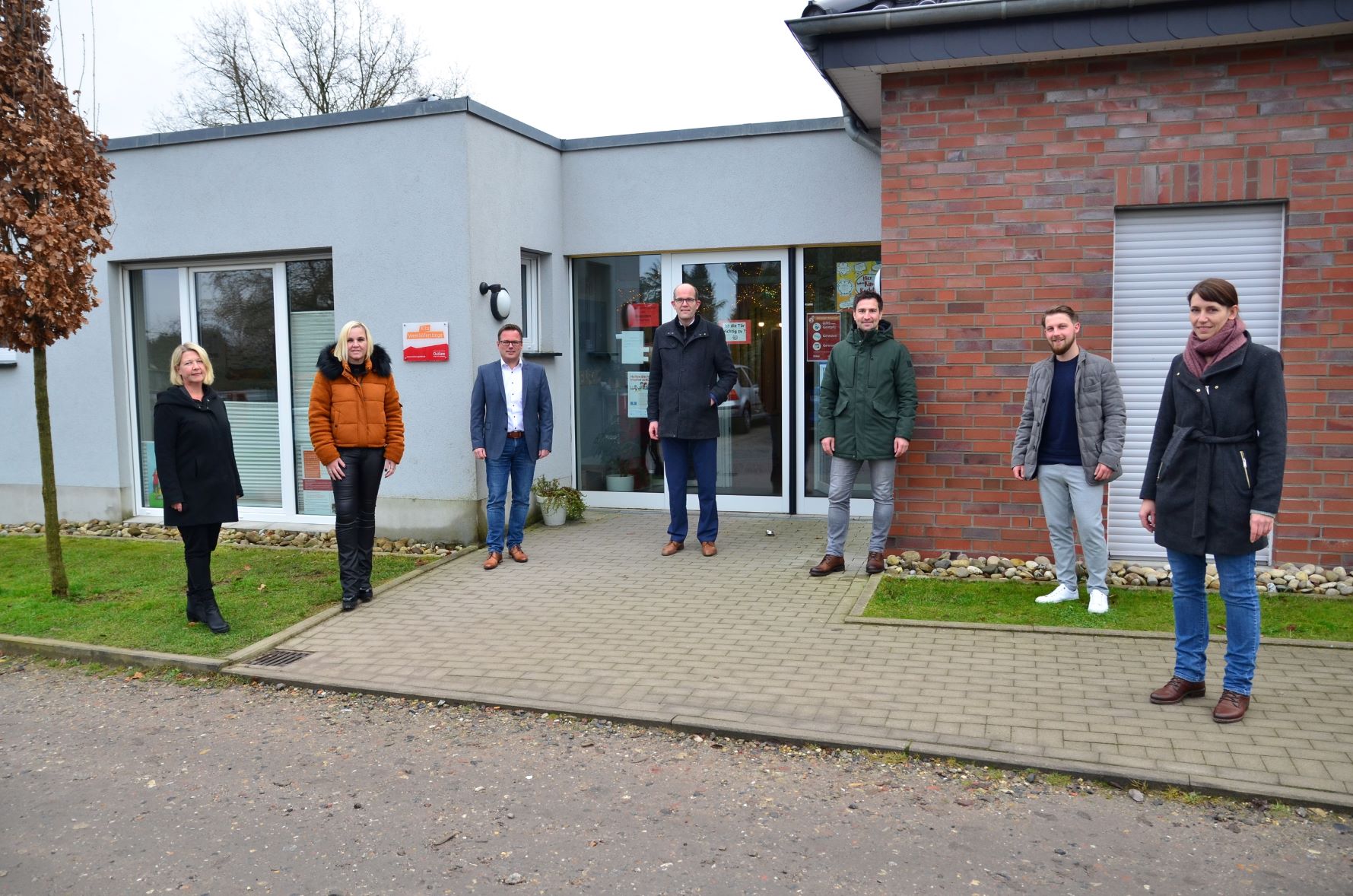 Die Kooperationspartner trafen sich an der Kita Wemhöferstiege in Steinfurt.
Von links: Martina Reisen und Sandra Krümpel von der Outlaw gGmbH,
Kreisjugendamt-Leiter Mike Hüsing, FH-Kanzler Guido Brebaum, Florian
Dudek vom Kreisjugendamt Steinfurt, Kita-Leiter Felix Welter sowie Jenni
Vogel vom FH-Familienservice. (Foto: FH Münster/Frederik Tebbe)