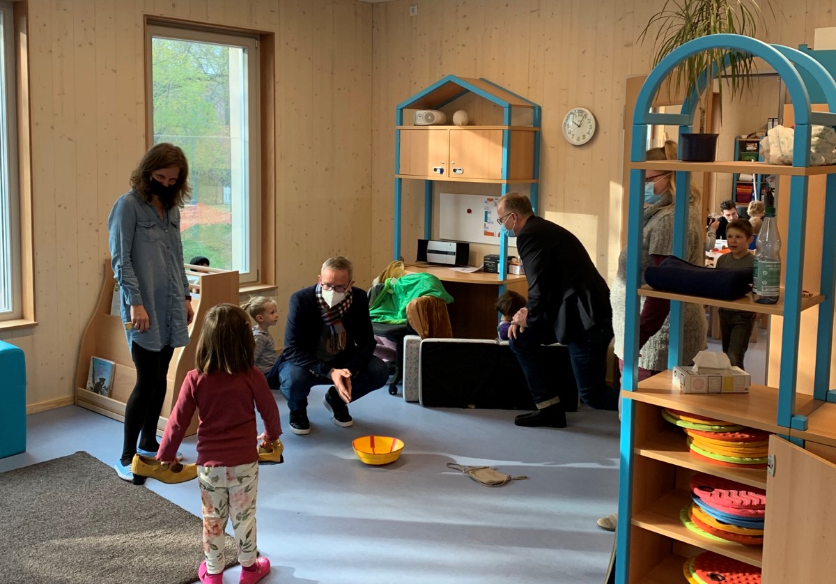 Einrichtungsleiterin Birgit Kluge (l.) und der Geschäftsleiter Dirk Luther (r.), mit Markus Reichel MdB. 
Copyright: Dr. Markus Reichel
