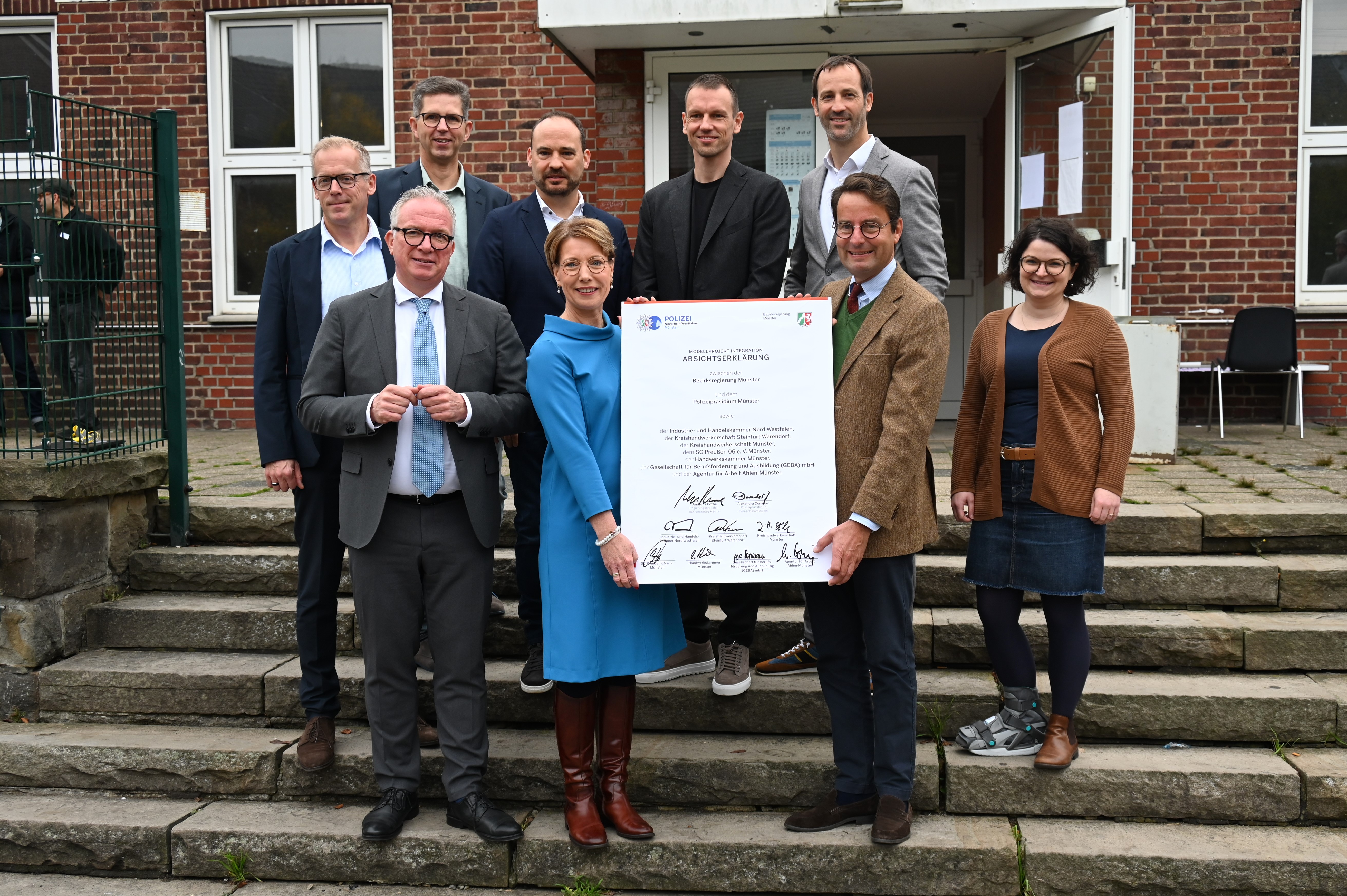 Für das Modellprojekt Integration haben Regierungspräsident Andreas Bothe und Polizeipräsidentin Alexandra Dorndorf gemeinsam mit den Projektpartner:innen einen „Letter of Intent“ unterzeichnet. © Bezirksregierung Münster