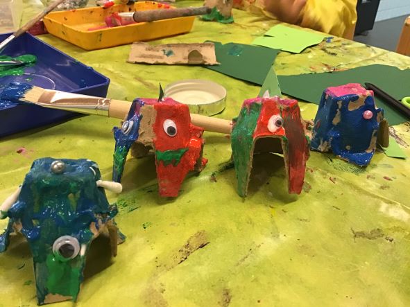 Aus gesammeltem Müll machten die Kinder kreative Kunstwerke.