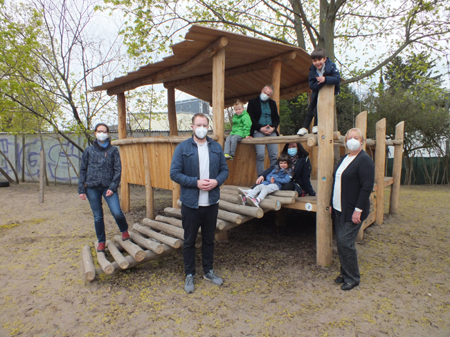 v.l.n.r: Christine Huinink – regionale Geschäftsführerin Outlaw-Berlin, Björn Wohlert - Bezirksverordneter für Wittenau, Arno Heseler - stellvertretender Kita-Leiter, Sevim Sahin – Erzieherin, Kerstin Köppen – Bezirksverordnetenvorsteherin