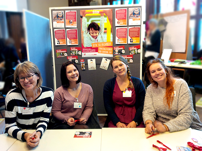 Outlaw-Kita-Sozialarbeiter*innen v.l.n.r: Antje Kruthoff-Popp (Kita Am Nettelbeckplatz), Darcey Schostak (Kita Alt-Wittenau), Elisabeth Wiener (Kita Am Maselakepark), Jasmin Warnemünde (Kita Waldshuter Zeile) 