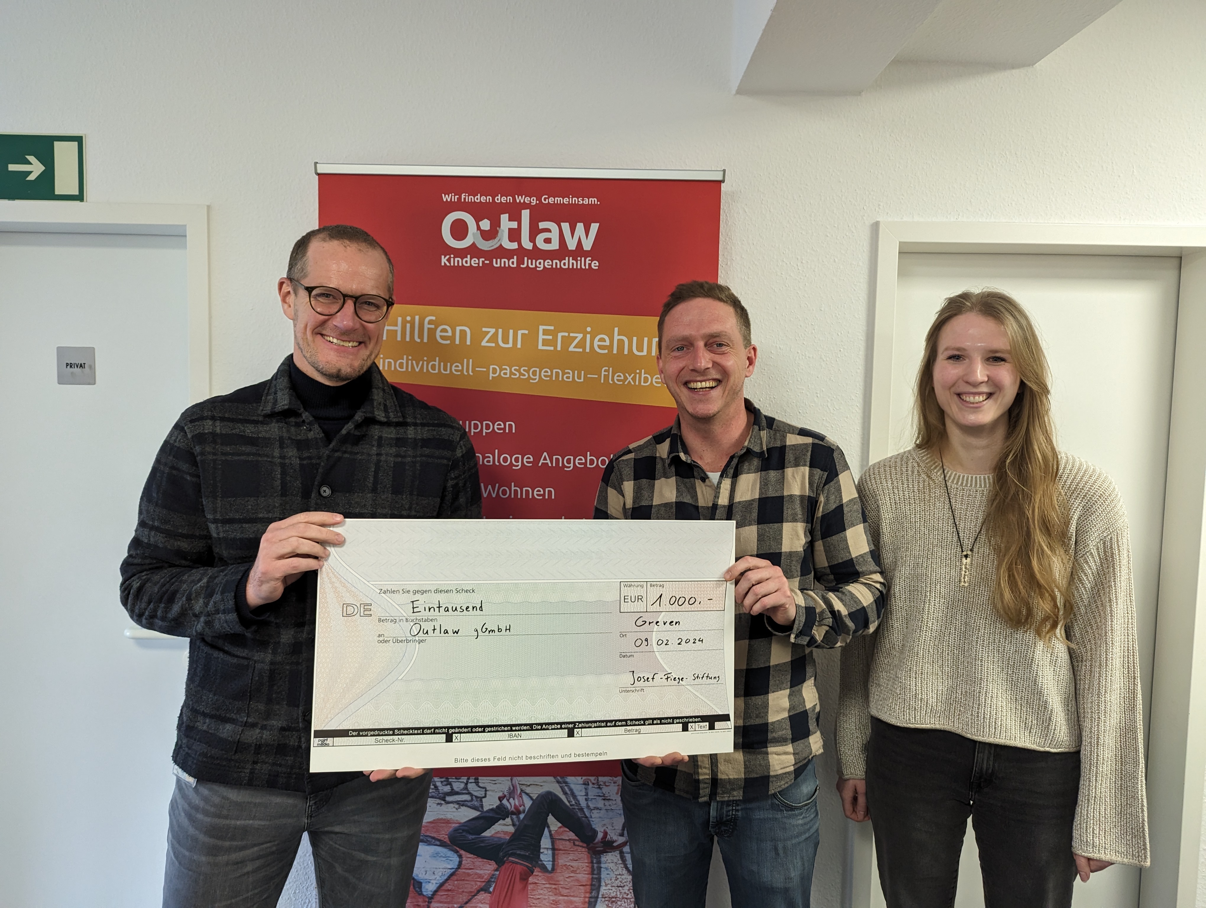 Timo Nubbenholt (Teamleiter bei Outlaw) und Lisa-Sophie Hohmann (Sozialpädagogin bei Outlaw) nahmen die Spende der Josef Fiege Stiftung von Vorstandsmitglied Kai Alfermann entgegen. (Foto: Fiege)