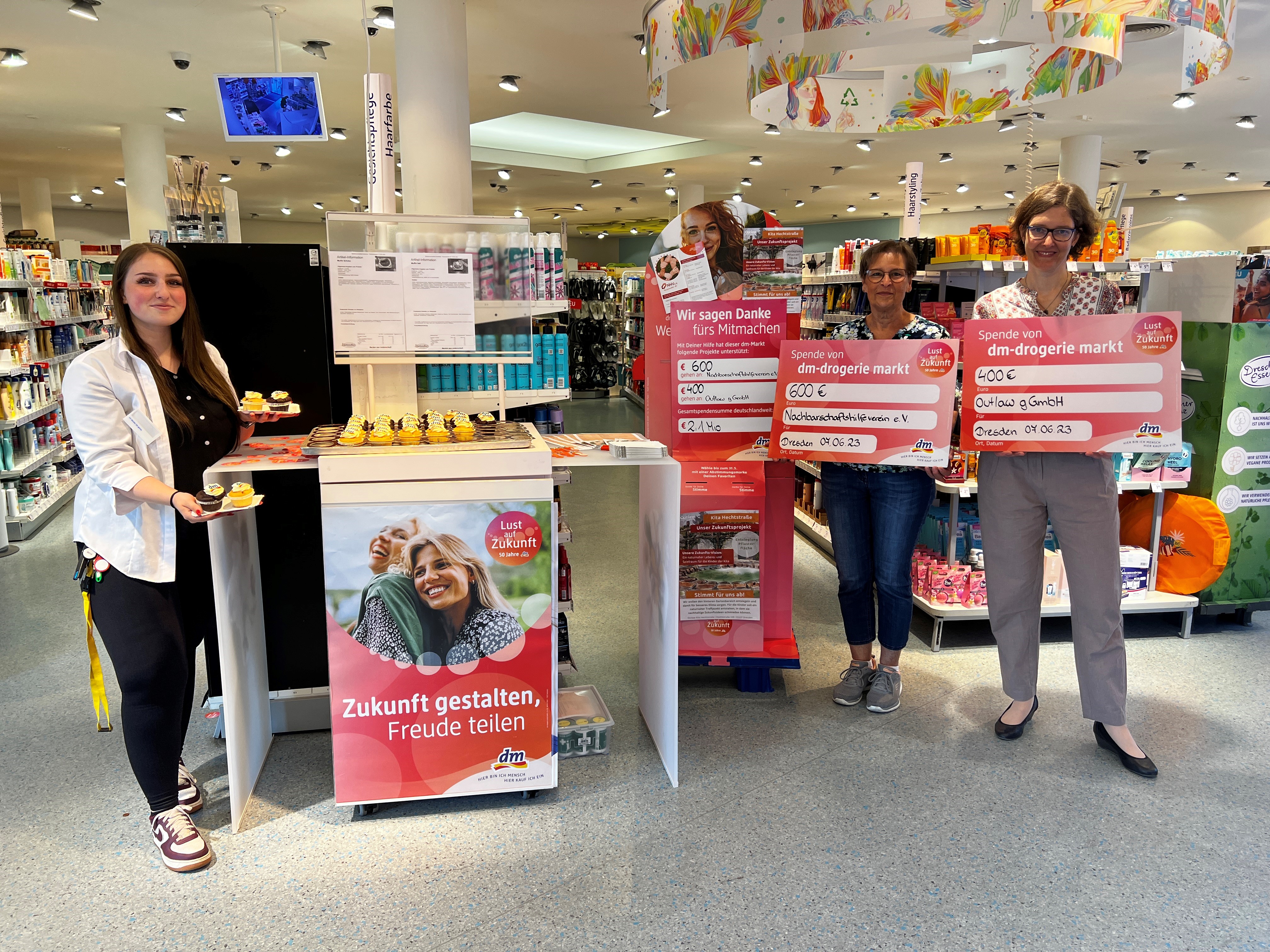 v.l.: Chiara Büttner (Auszubildende dm), Manja Schubert (Nachbarschaftshilfeverein e.V.) und Christina Kabs (Kita Hechtstraße)