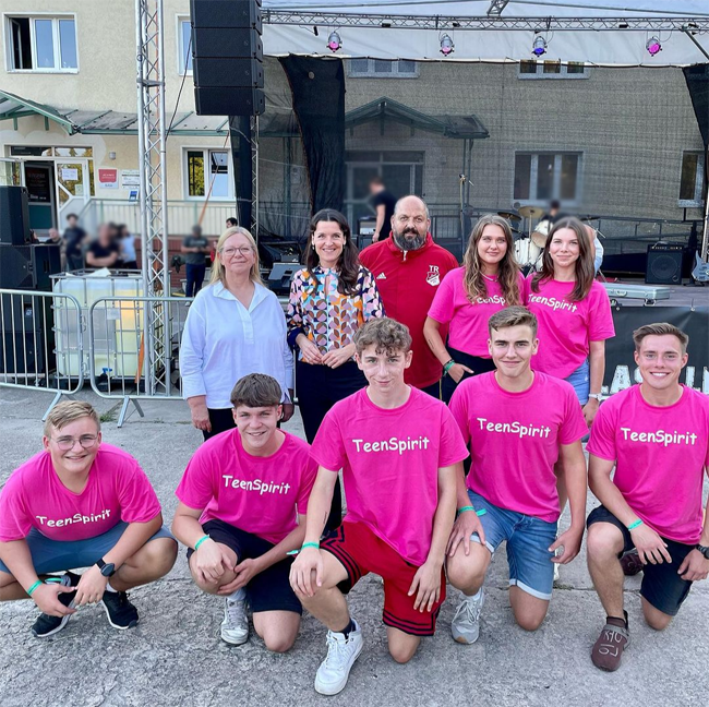 Das Festivalteam mit Bürgermeisterin Nora Görke (l.), Bundestagsabgeordnete Wiebke Papenbrock (2.v.l.) sowie Stephan Ellfeldt (3.v.l.).