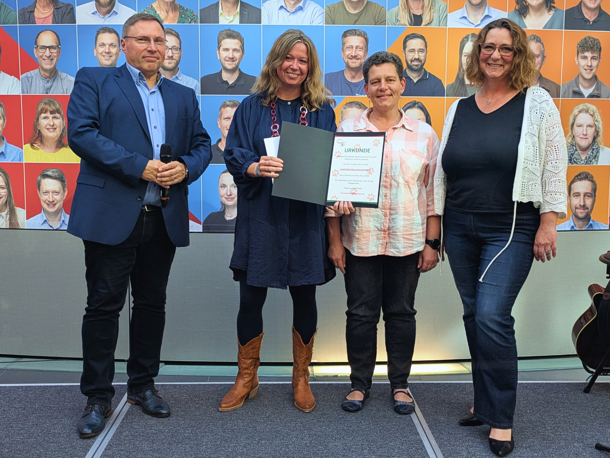 Michael Schneider, Vorstandsvorsitzender der Tierschutz-Stiftung Bochum, sowie Stefanie Pröhl, Tanja Paetzold-Koskowski und Sandra Fijol aus der Kita Königsallee (v.l.n.r.)
Foto: Tierschutz-Stiftung Bochum