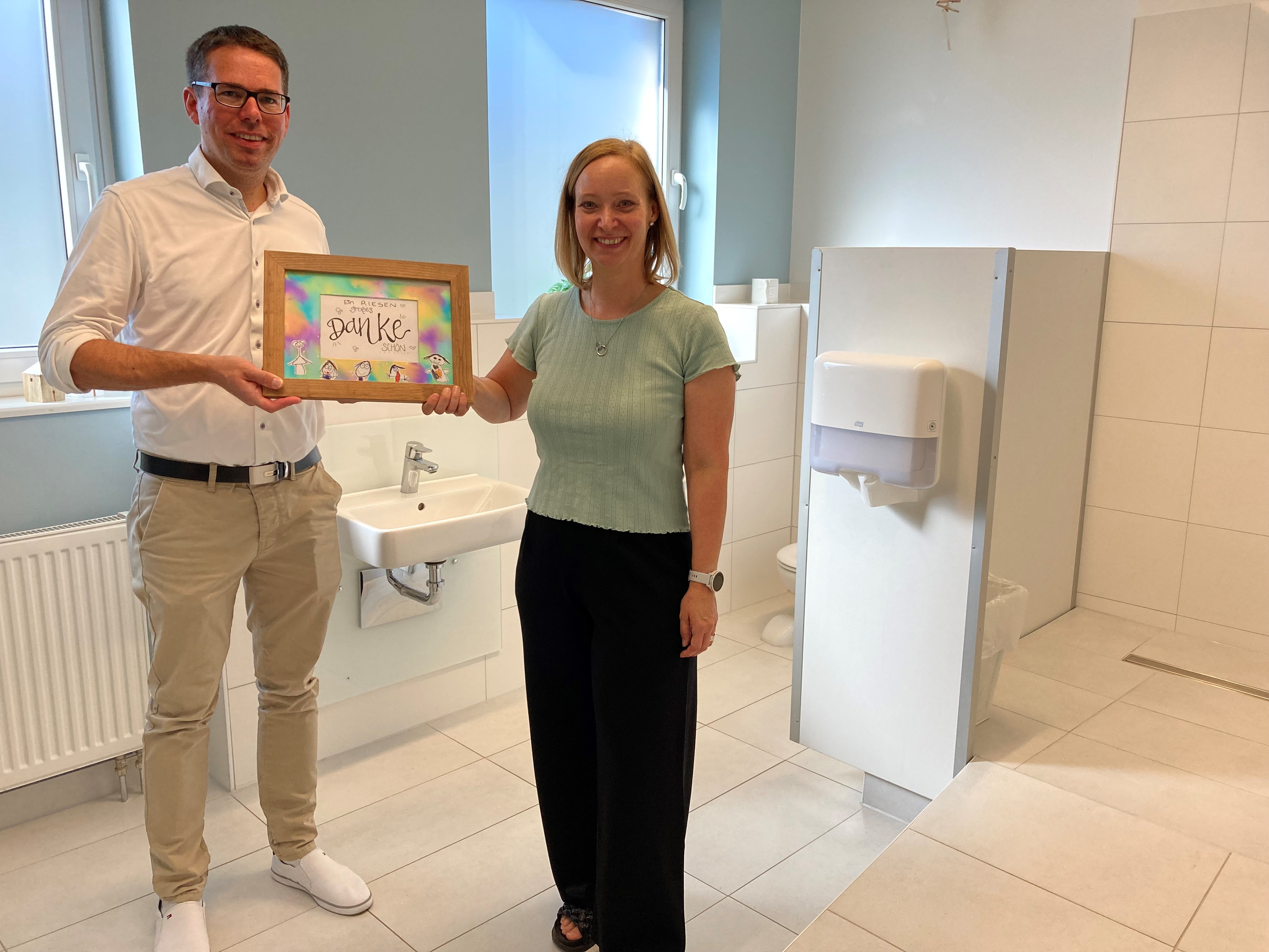 Stefan Jöns (INP) und Kita-Leiterin Iris Weber 