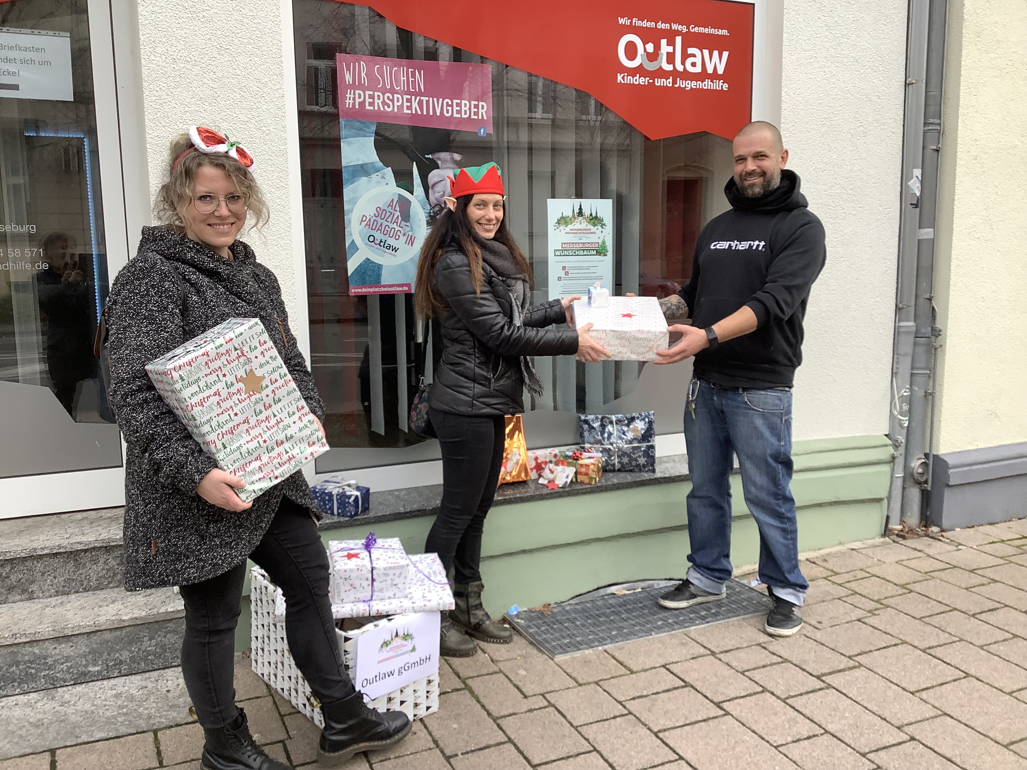 Sarah Nerre und Anja Szumodalsky, Mitarbeiterinnen des Merseburger Kulturamtes, übergeben die Geschenke an Stefan Jung vom HzE-Team Merseburg/Querfurt